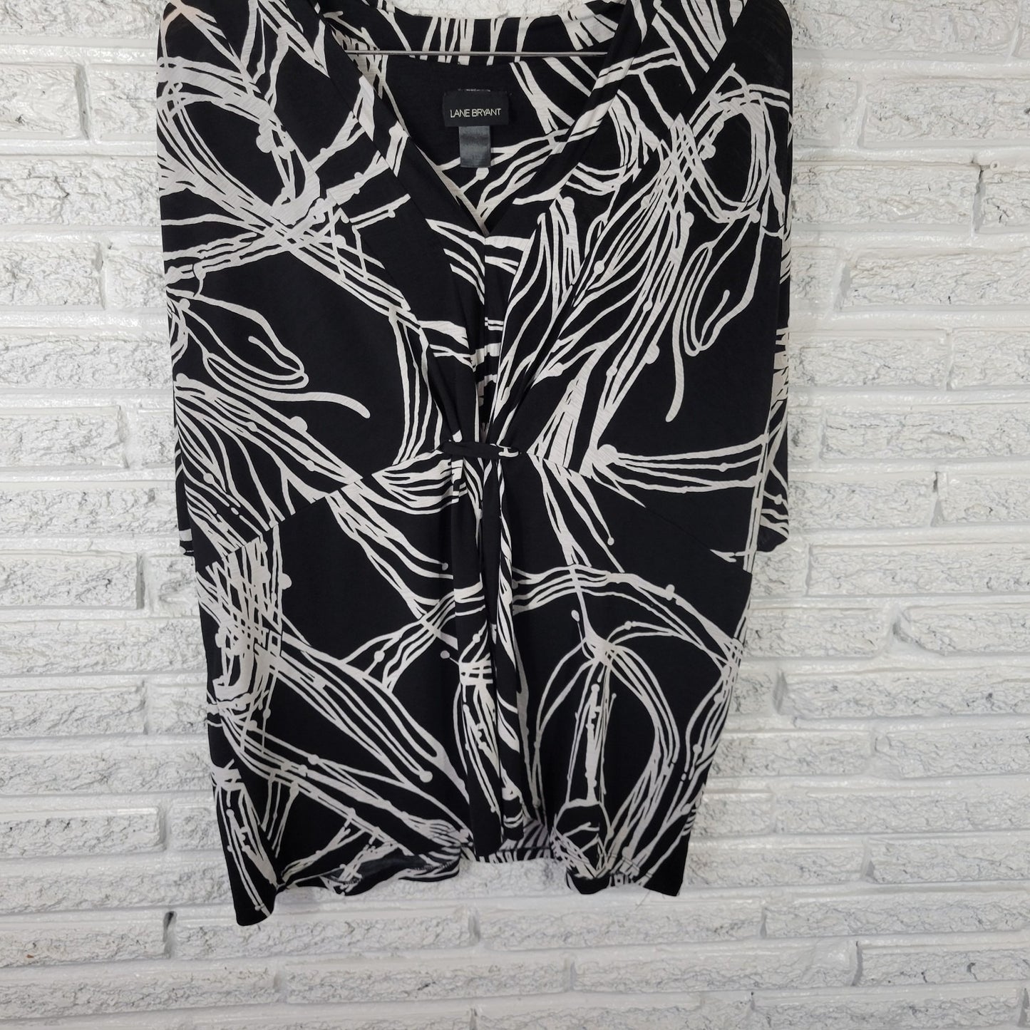 Lane Bryant Women's 22/24 Plus Top Blouse Black Geometric Stretch V-Neck Office