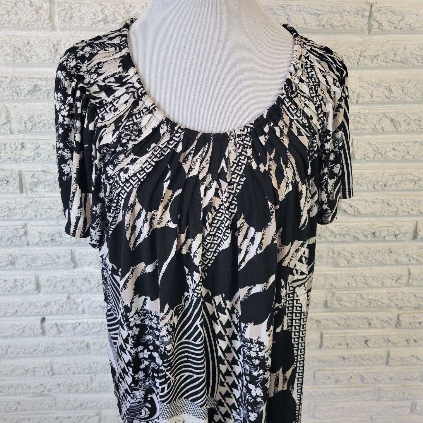 Valerie Stevens Womens Top 2X Plus Short Sleeve Black Geometric Pleated Office