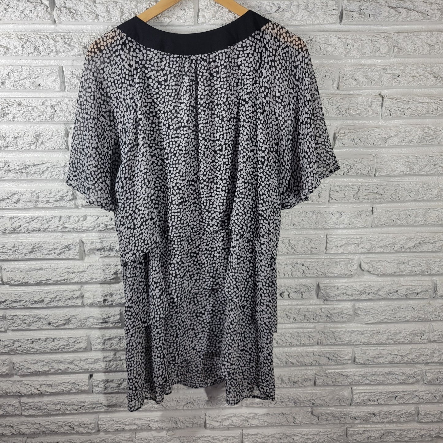 Avenue Womens Plus Size 26/28 White Geometric Flutter Sleeve Ruffle Tunic Blouse