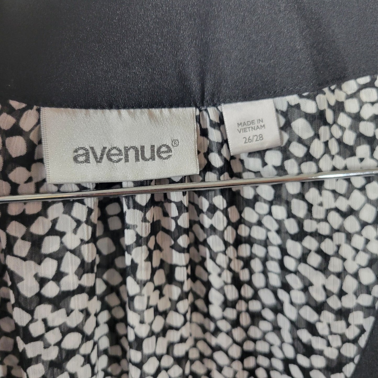 Avenue Womens Plus Size 26/28 White Geometric Flutter Sleeve Ruffle Tunic Blouse
