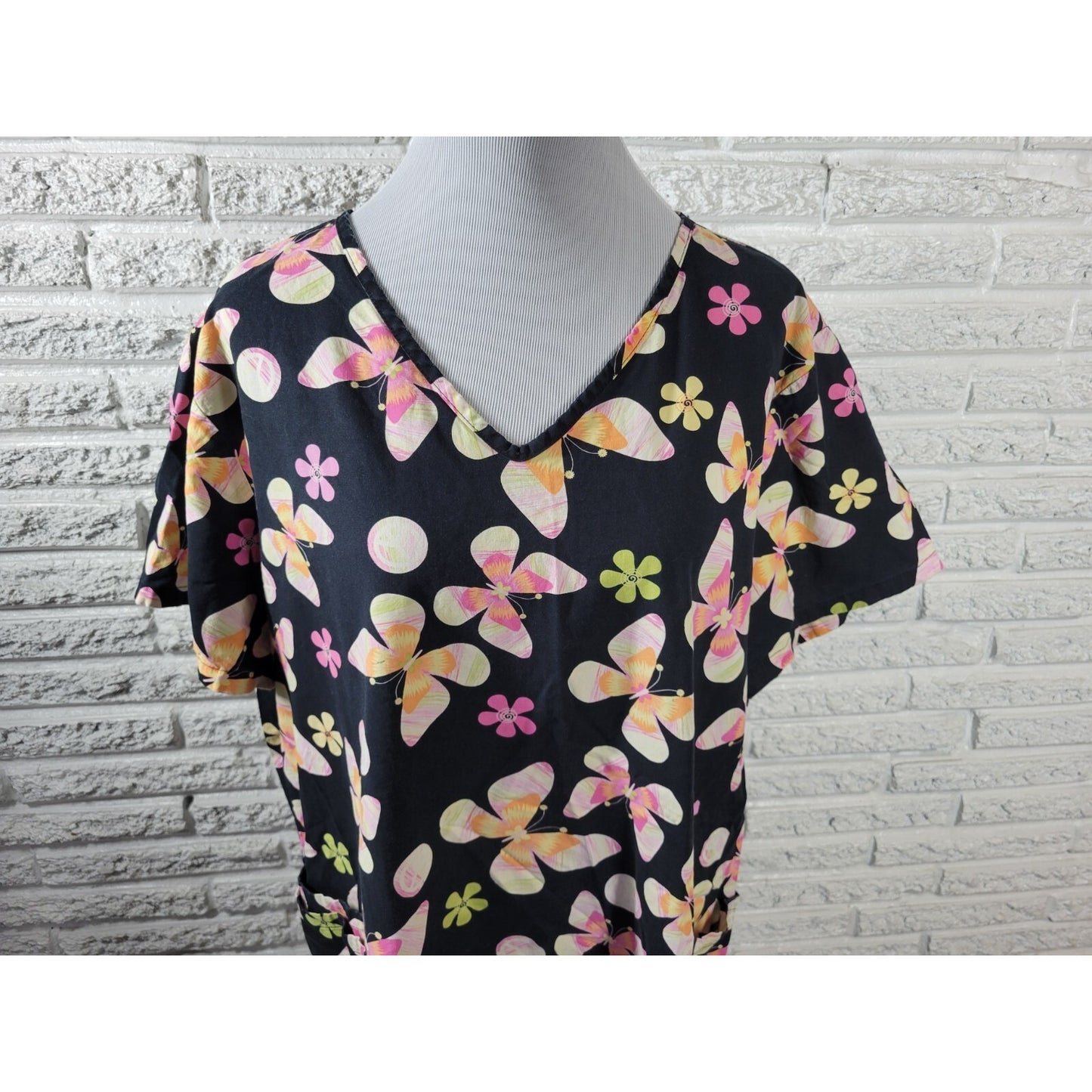 SB Scrubs Unisex Top 2X Plus Short Sleeve Butterflies Pocket Black Floral Cotton