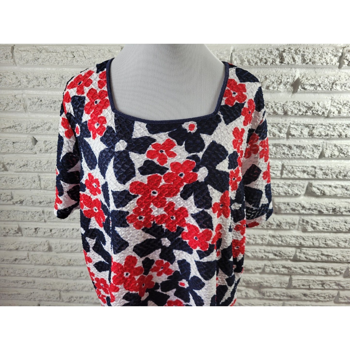 Alfred Dunner Womens Top 2X Plus Red Black Floral Perforated Lined Poly Blend