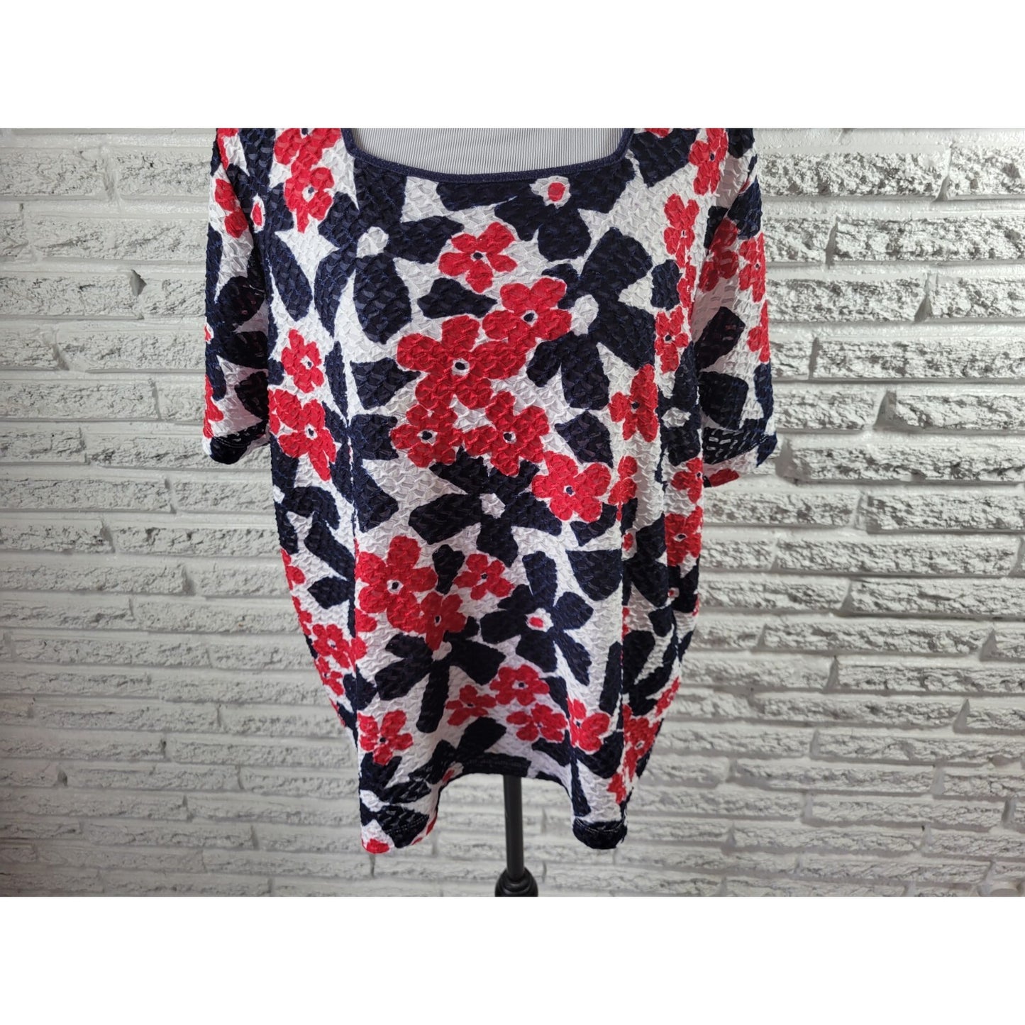 Alfred Dunner Womens Top 2X Plus Red Black Floral Perforated Lined Poly Blend