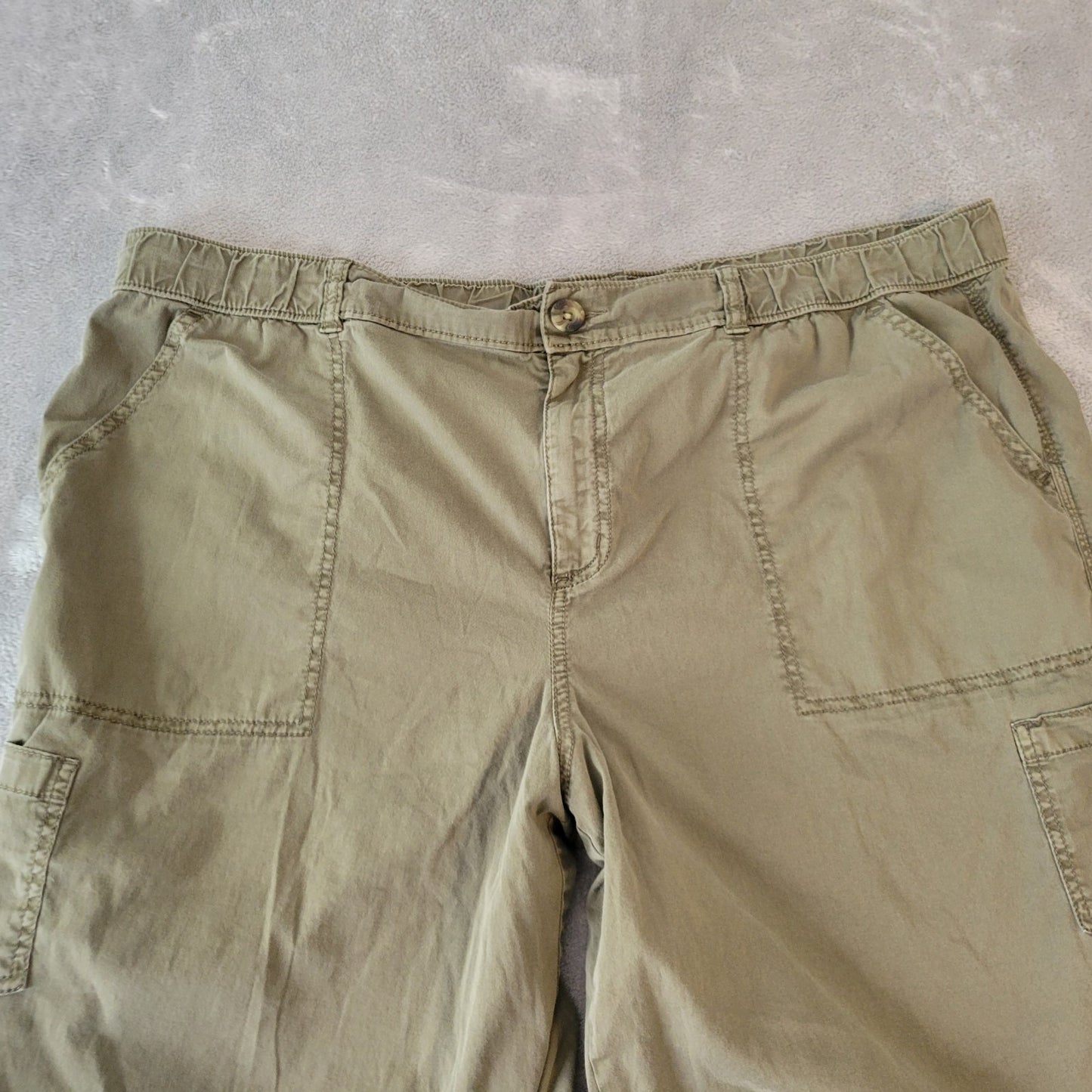 Sonoma Womens Shorts 22W Plus Cargo Pockets Army Green Comfy Lightweight Zip Fly