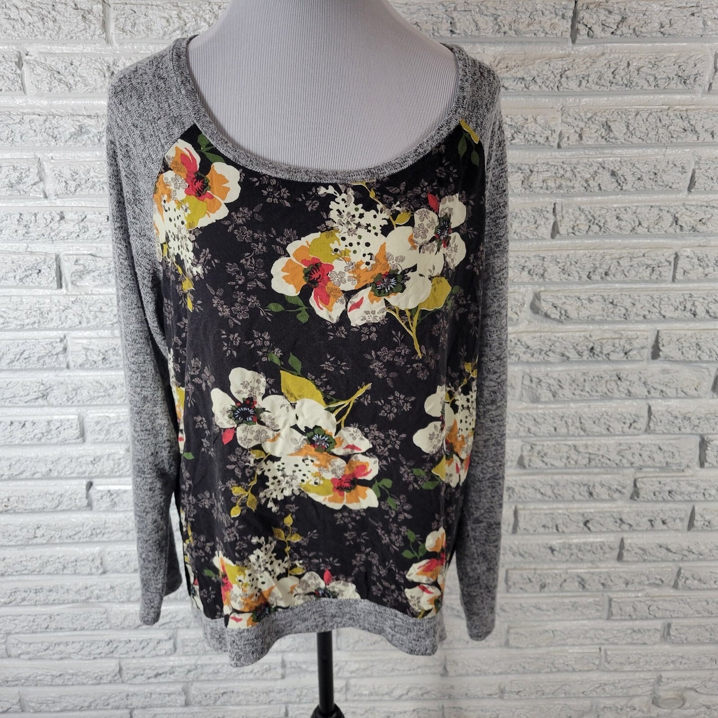 Kut from Kloth XXL Top Knit Raglan Sleeve Black Gray Floral Rayon Blend Casual