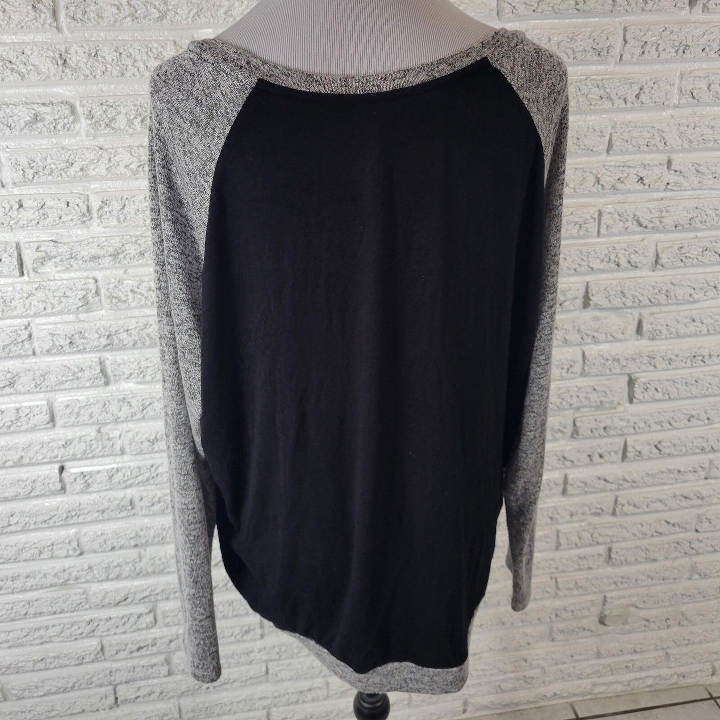 Kut from Kloth XXL Top Knit Raglan Sleeve Black Gray Floral Rayon Blend Casual