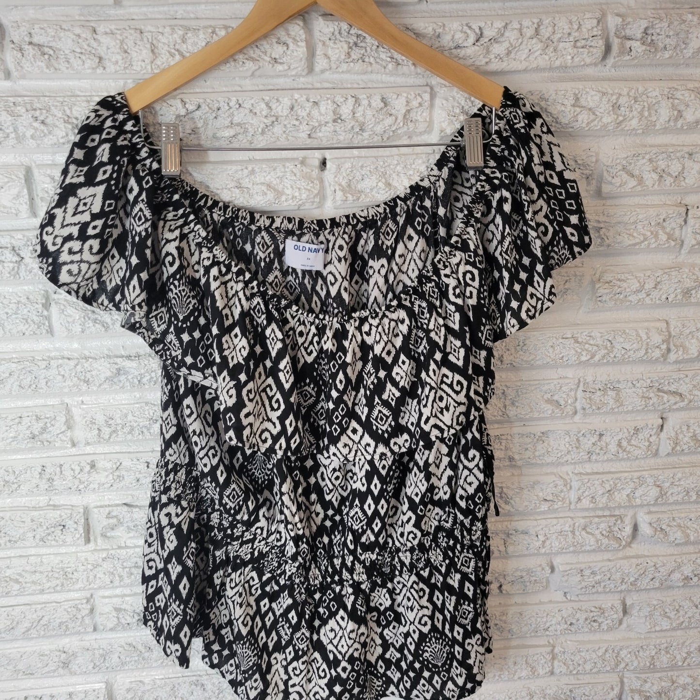 Old Navy Womens Top 2X Plus Peasant On Off Shoulder Black White Geometric Ruffle