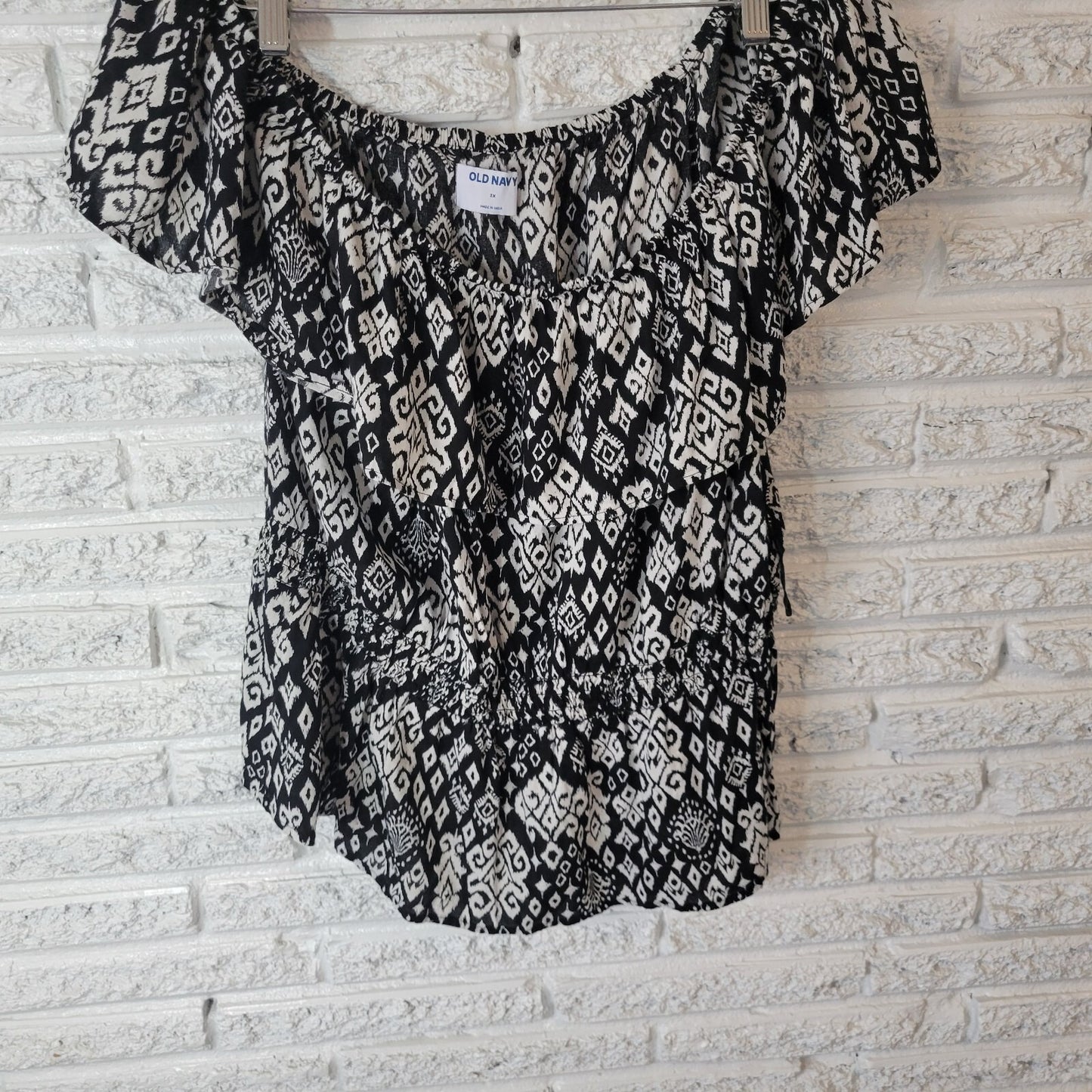 Old Navy Womens Top 2X Plus Peasant On Off Shoulder Black White Geometric Ruffle