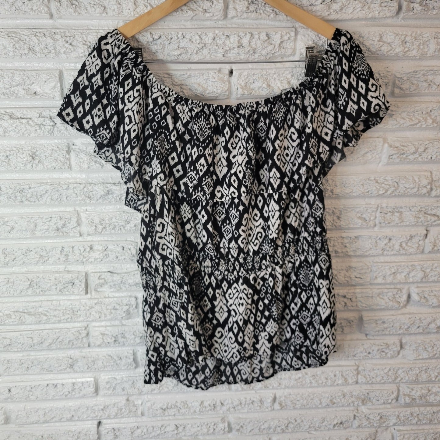 Old Navy Womens Top 2X Plus Peasant On Off Shoulder Black White Geometric Ruffle