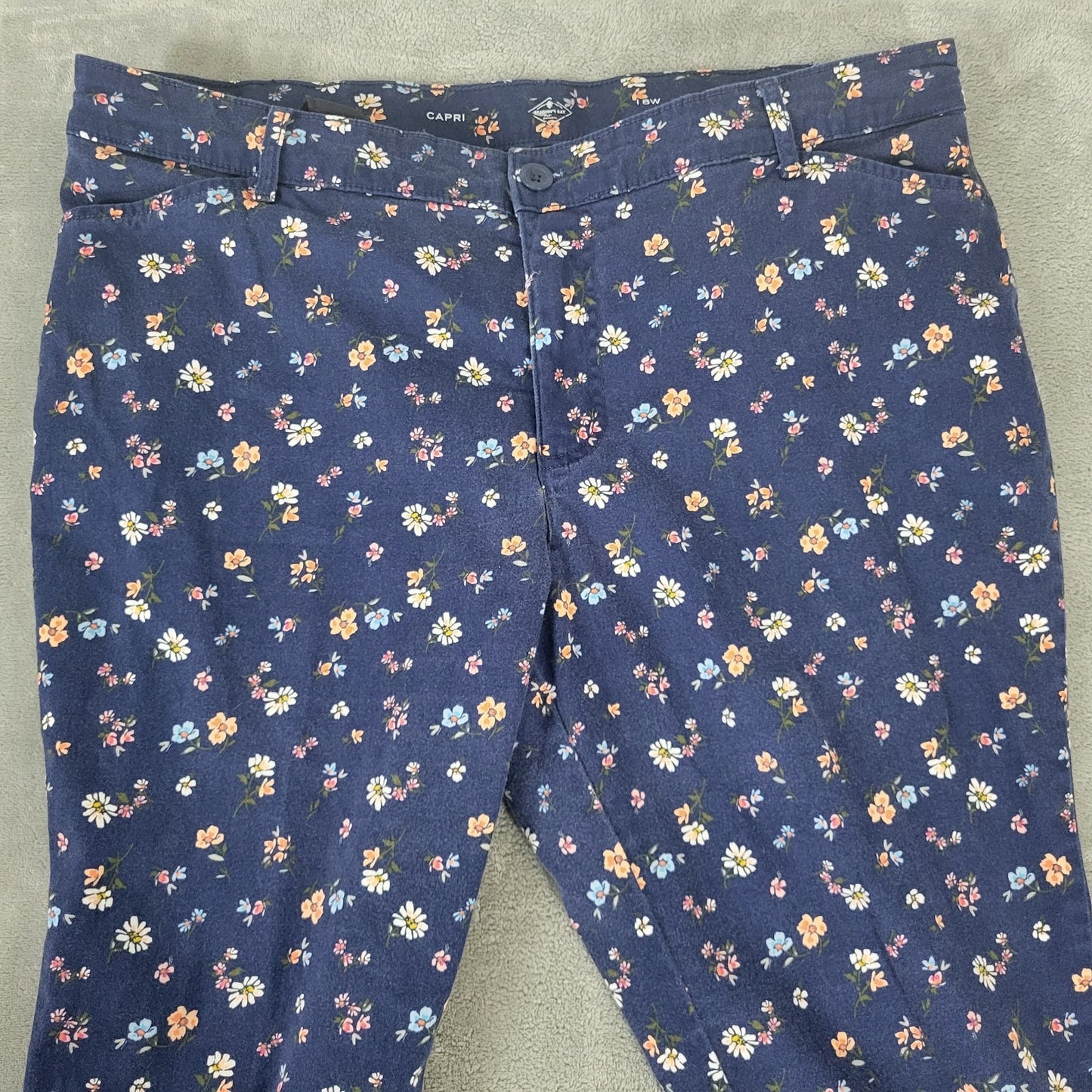 St Johns Bay Womens Pants 18W Plus Capri Blue Floral Zip Fly Pockets Comfy