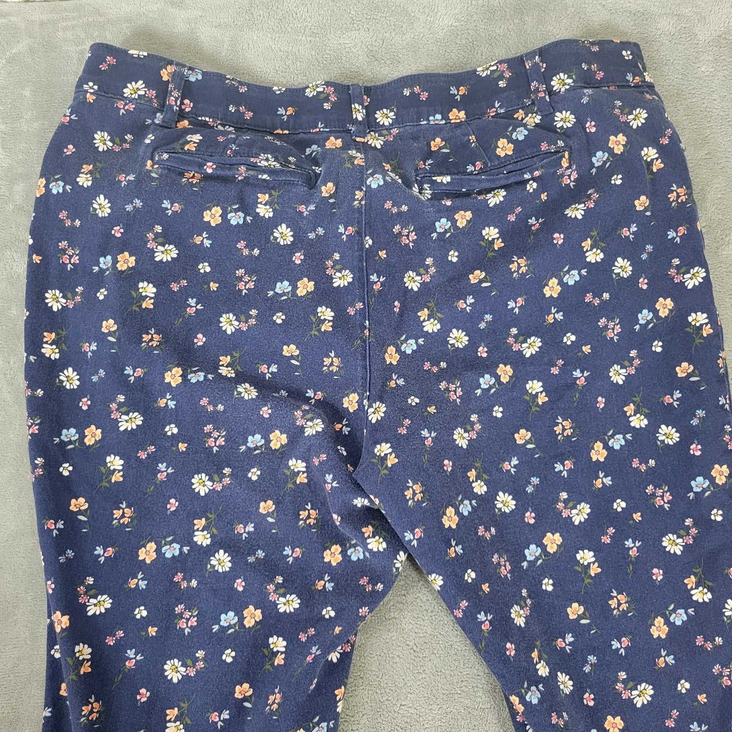 St Johns Bay Womens Pants 18W Plus Capri Blue Floral Zip Fly Pockets Comfy