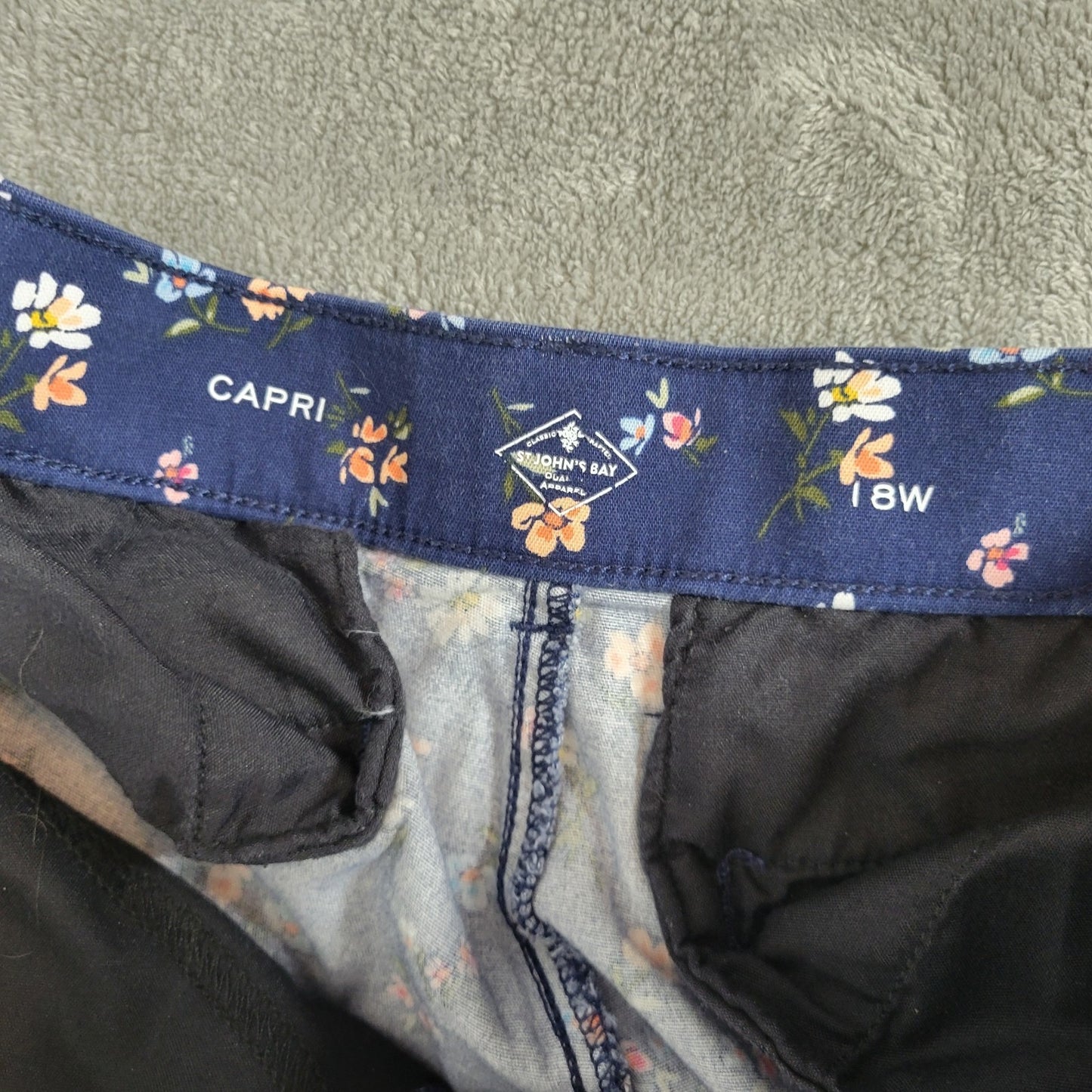 St Johns Bay Womens Pants 18W Plus Capri Blue Floral Zip Fly Pockets Comfy