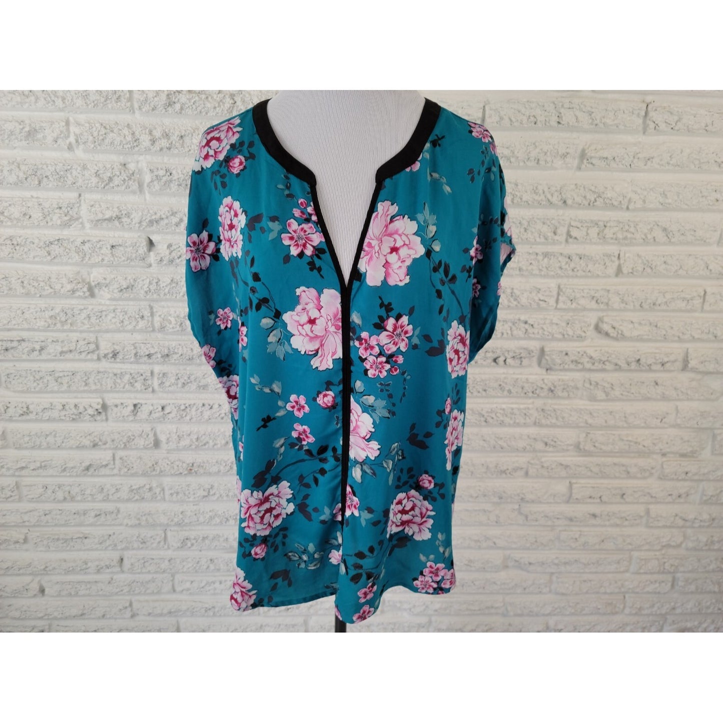 Torrid Womens Top 0 0X Plus Pullover Sleeveless Blue Floral VNeck Polyester