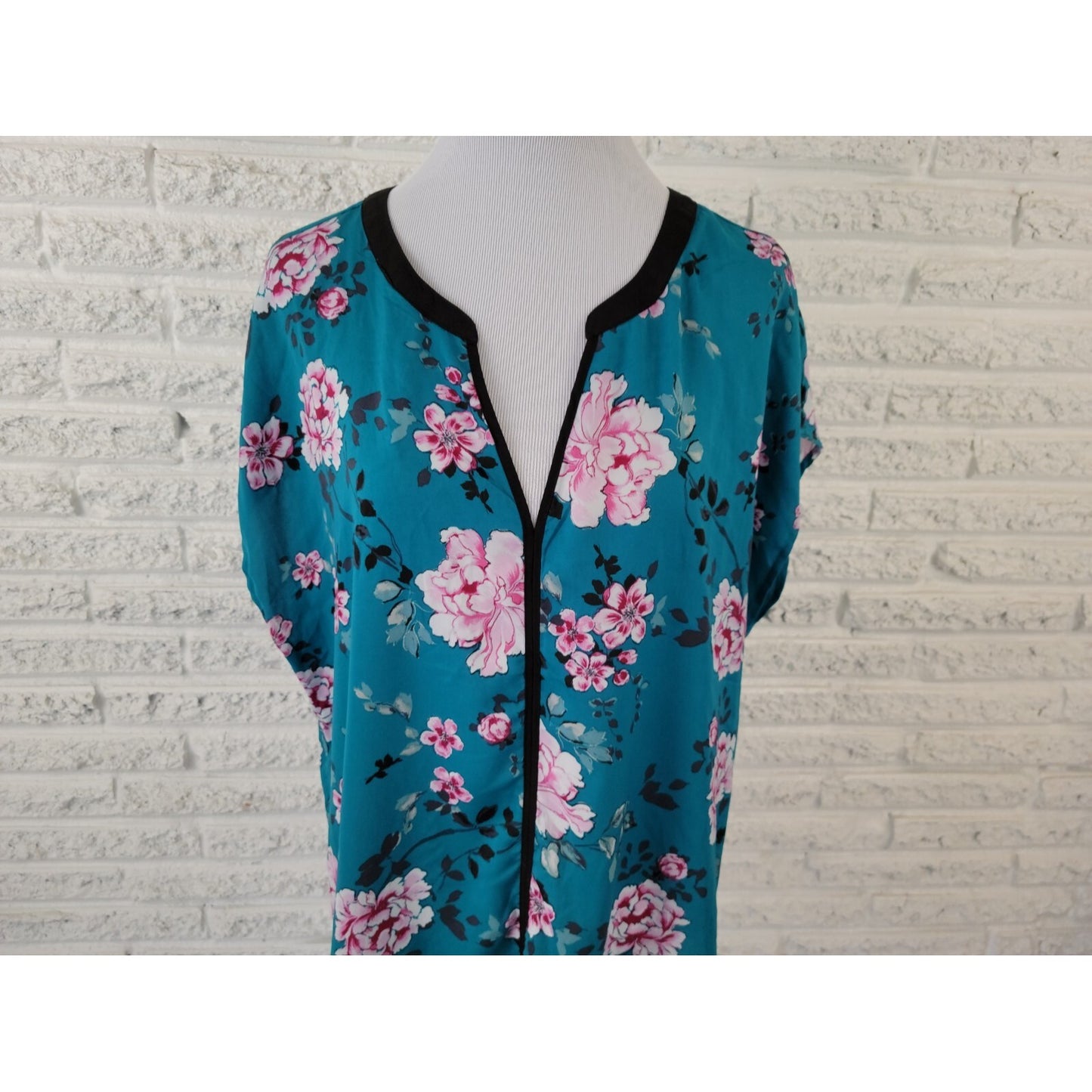 Torrid Womens Top 0 0X Plus Pullover Sleeveless Blue Floral VNeck Polyester