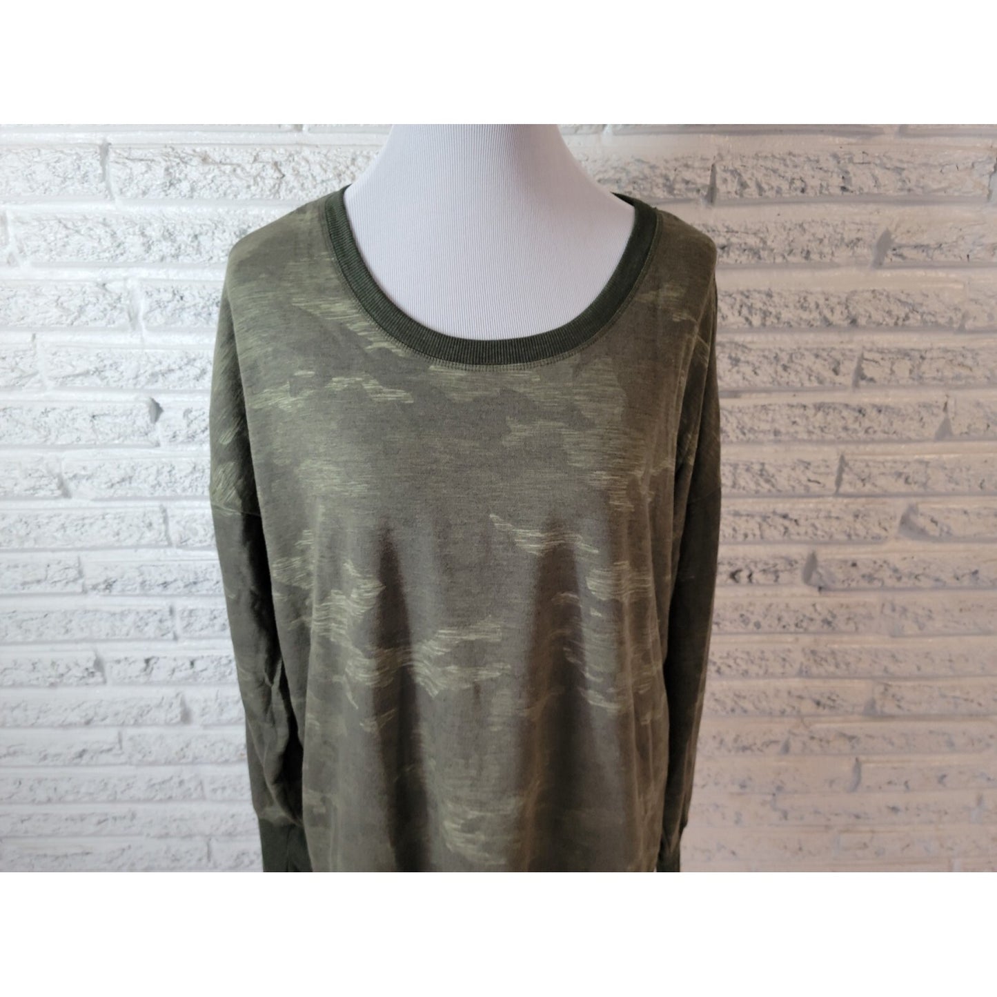 Avia Womens Sweatshirt Extra Large 16 18 Pullover Lightweight Green Camouflage