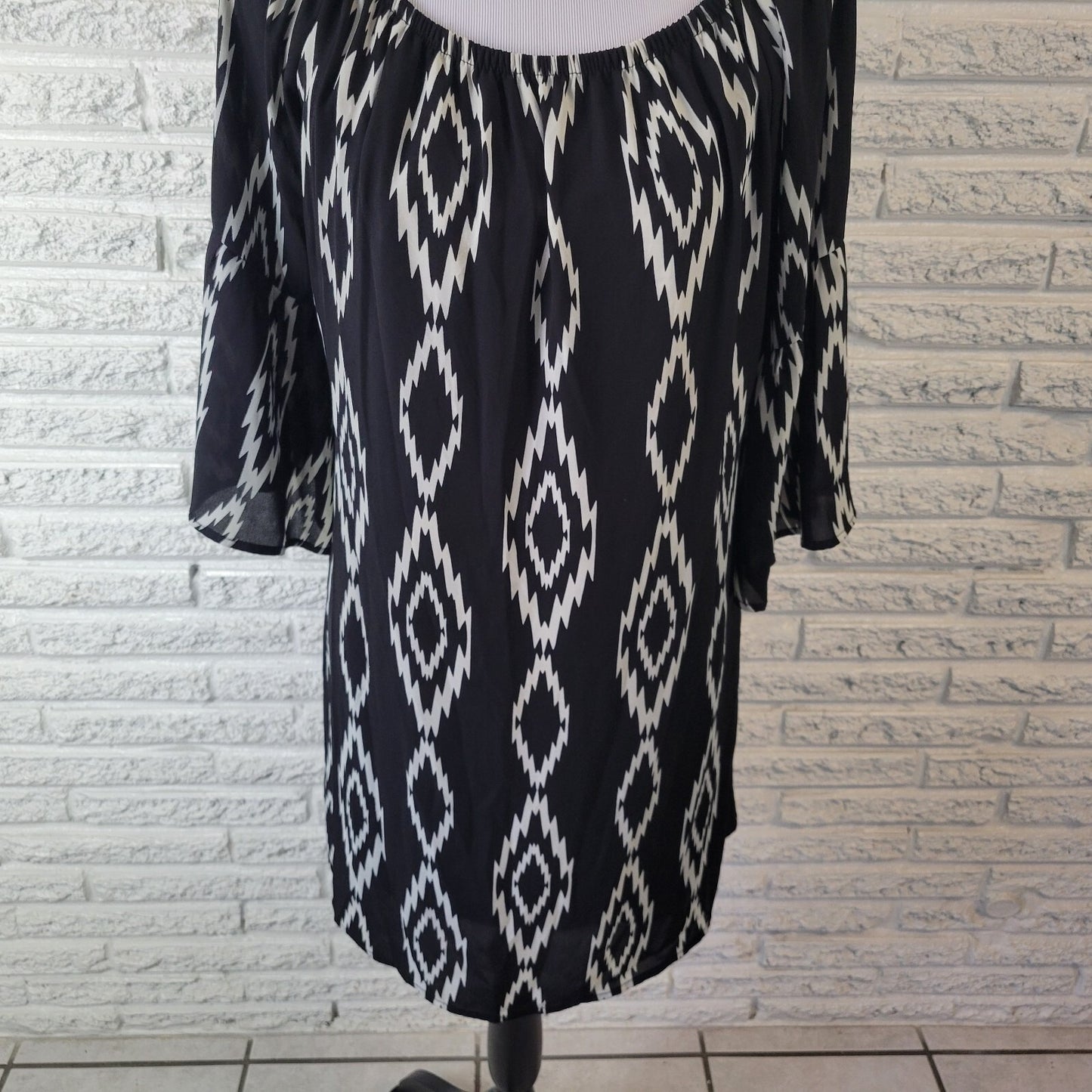 Voll Women's XL Black White Geometric Off Shoulder 3/4 Bell Sleeve Blouse Lined