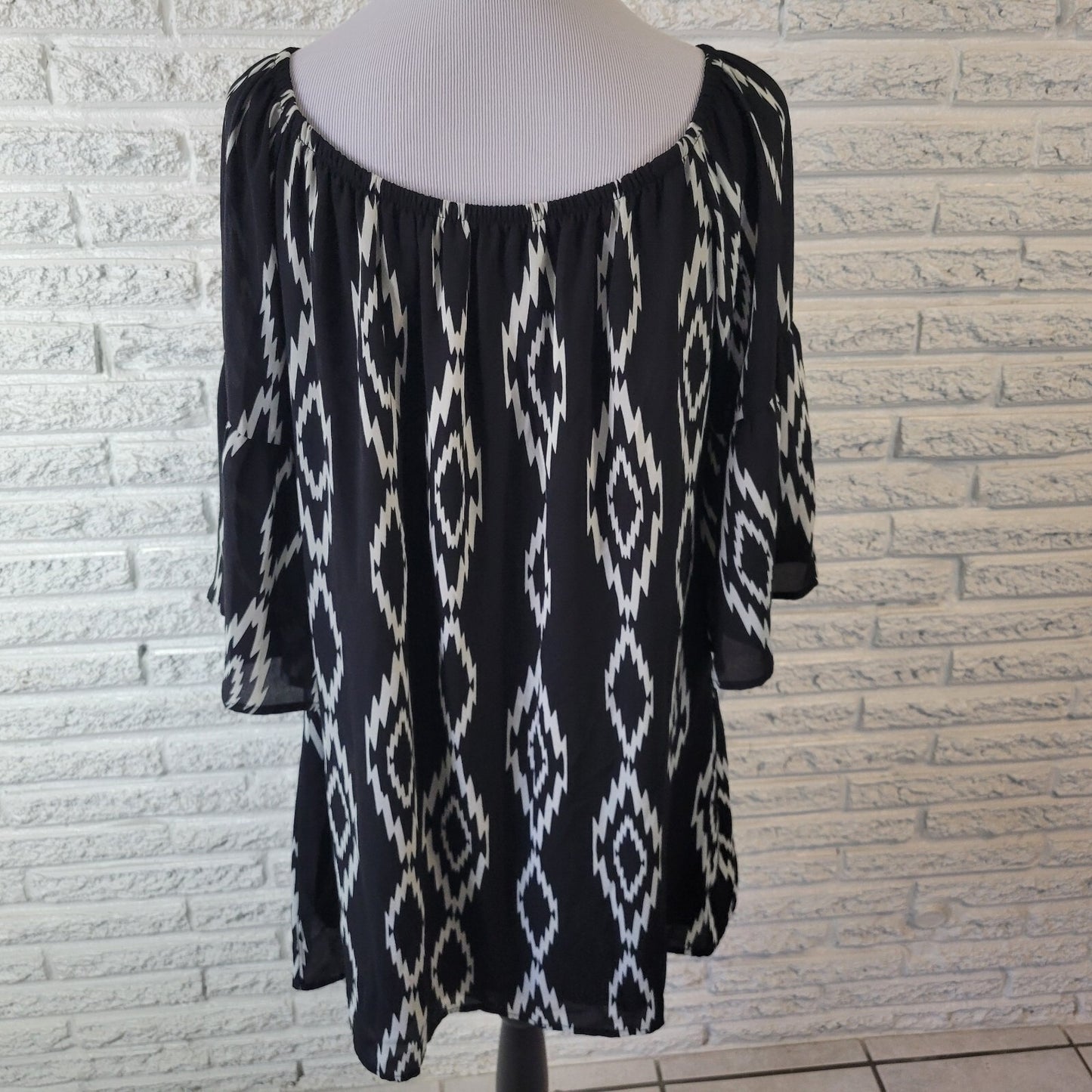 Voll Women's XL Black White Geometric Off Shoulder 3/4 Bell Sleeve Blouse Lined