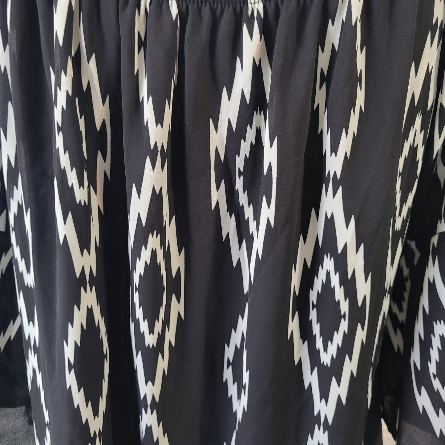 Voll Women's XL Black White Geometric Off Shoulder 3/4 Bell Sleeve Blouse Lined