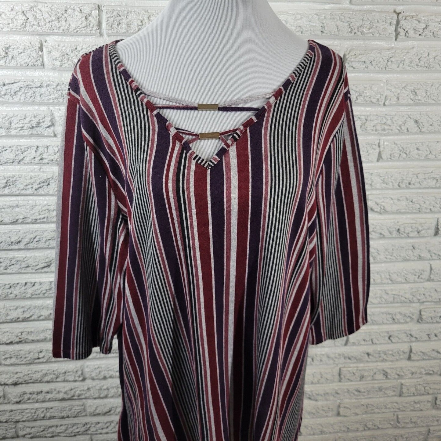 Como Blu Womens Top 2X Plus Knit 3/4 Sleeve Burgundy Stripe Poly Blend Keyhole