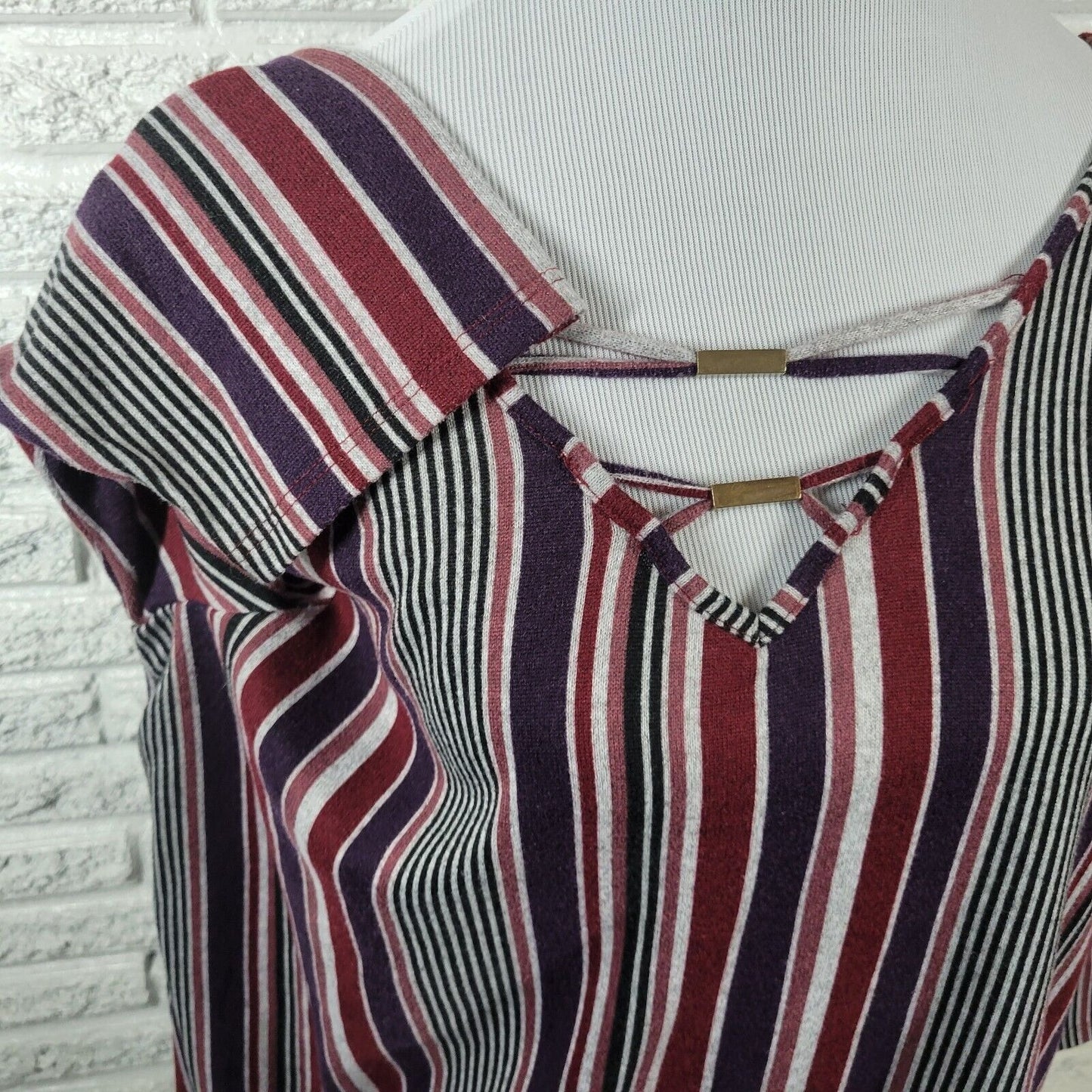 Como Blu Womens Top 2X Plus Knit 3/4 Sleeve Burgundy Stripe Poly Blend Keyhole