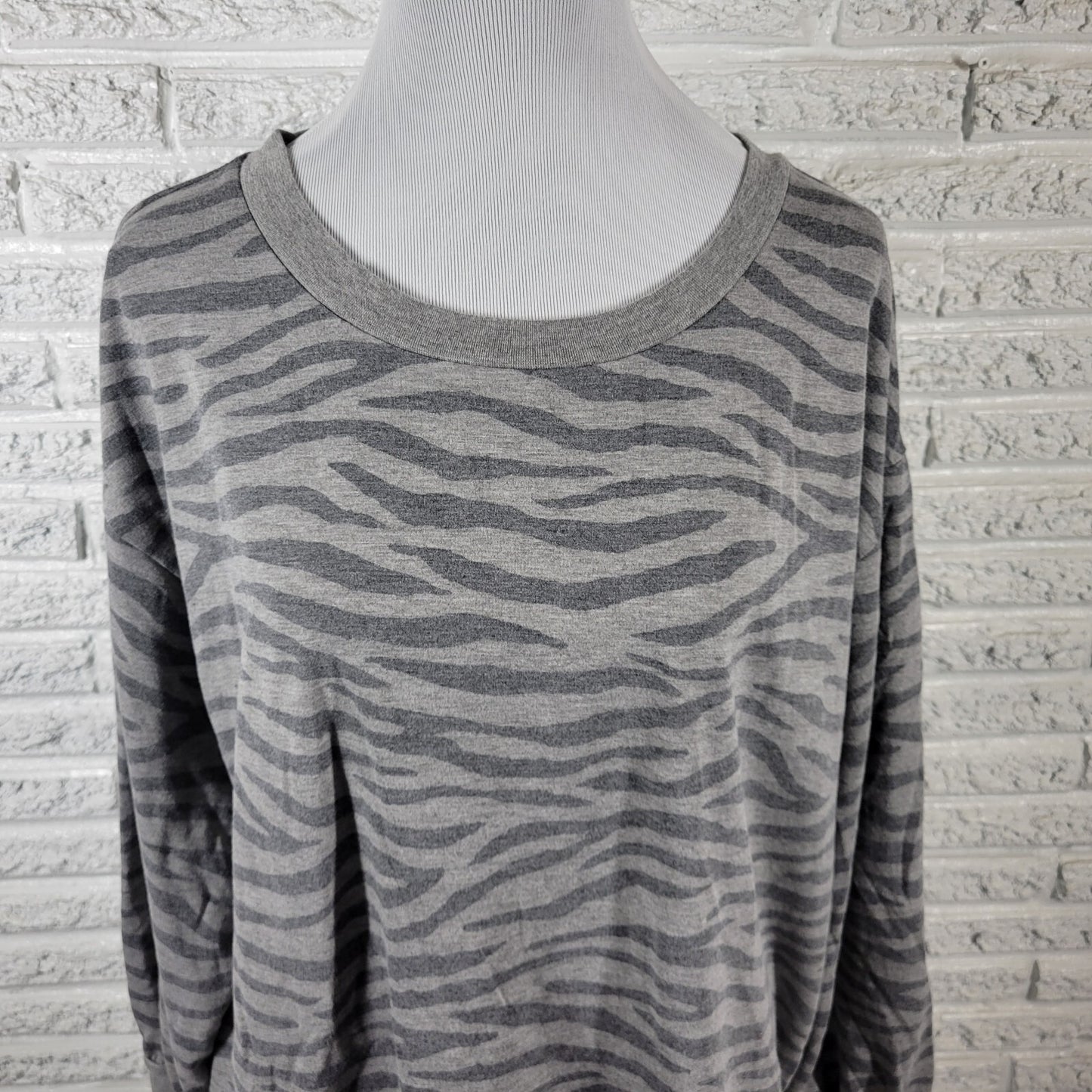 Falls Creek Womens Sweatshirt 2X Plus Long Sleeve Zebra Gray Animal Print Soft