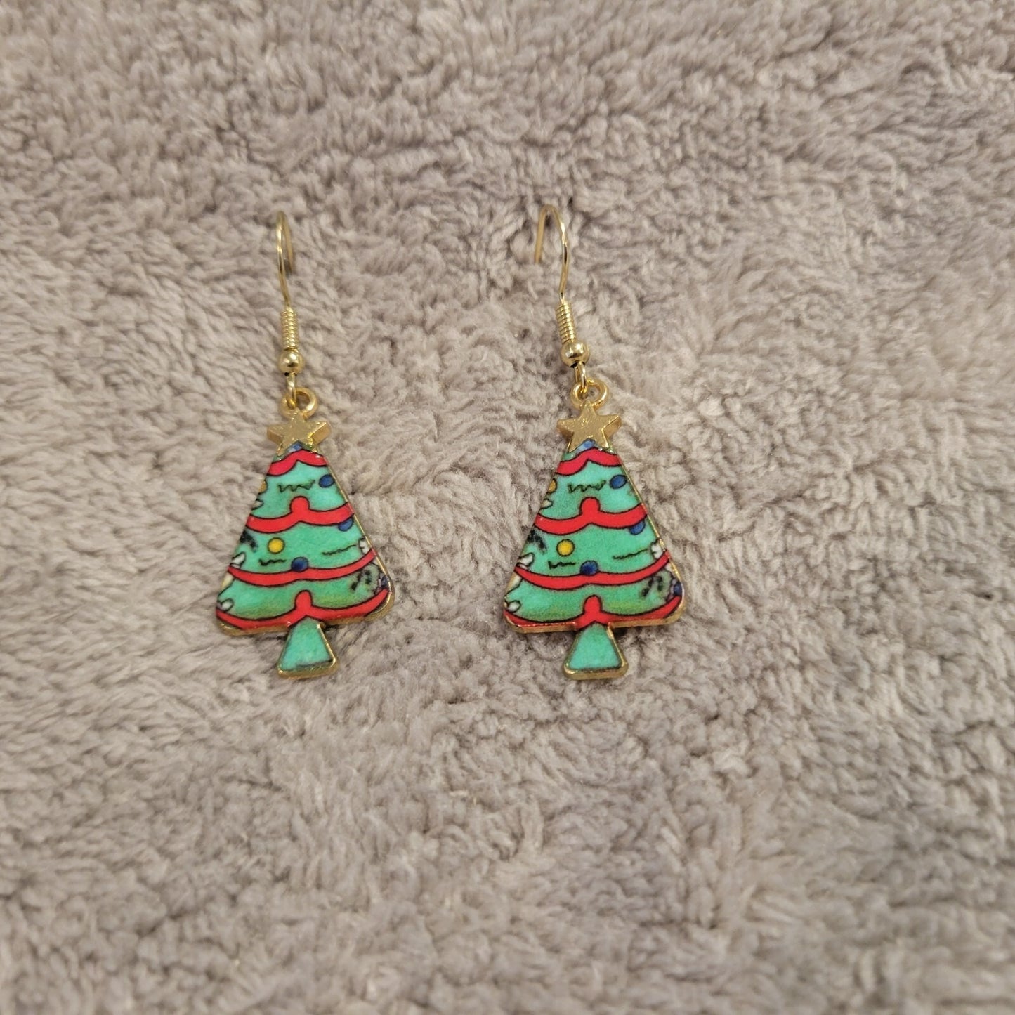Christmas Trees #6 Womens Earrings One Pair Green Red Hanging Gold Tone Holiday