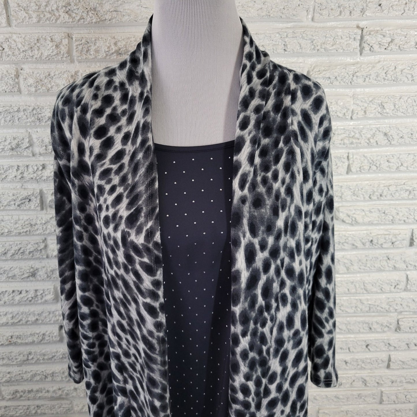 Cathy Daniels Women Top XL Tunic Knit 3/4 Sleeve Black Gray Animal Print Studded