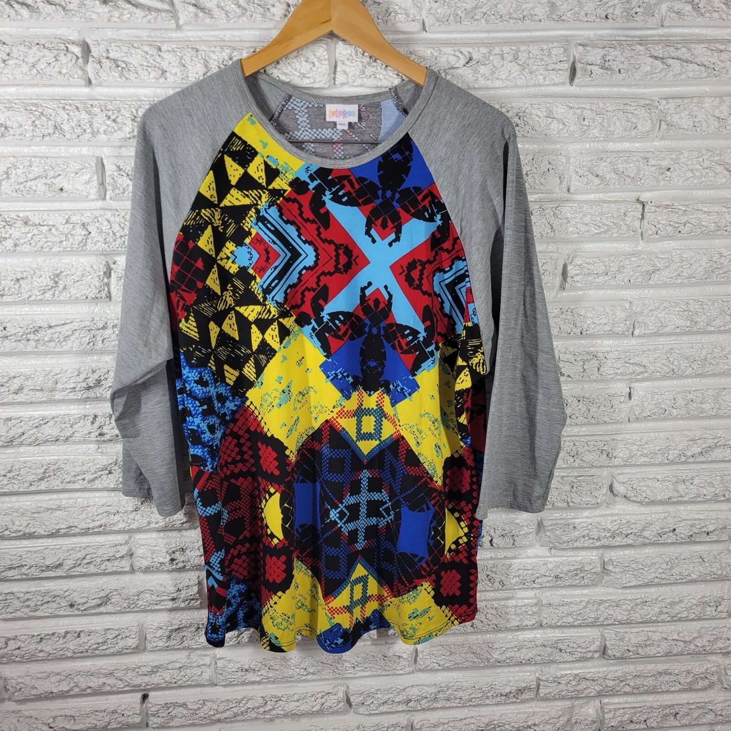LuLaRoe Women's 3XL Plus Size Top T-Shirt Red Blue Geometric Raglan 3/4 Sleeve