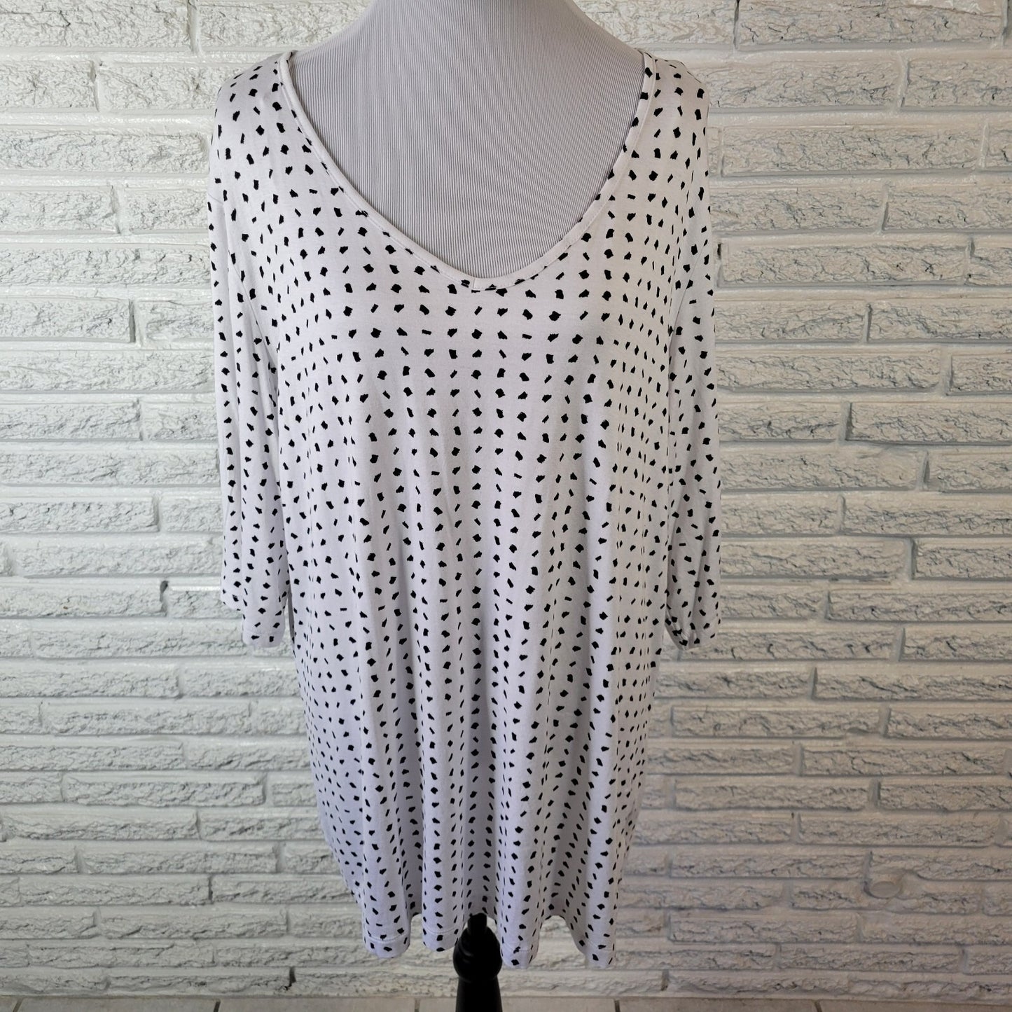 Attention Women 1X Plus Blouse Tunic Black White Geometric V-Neck 3/4 Sleeve