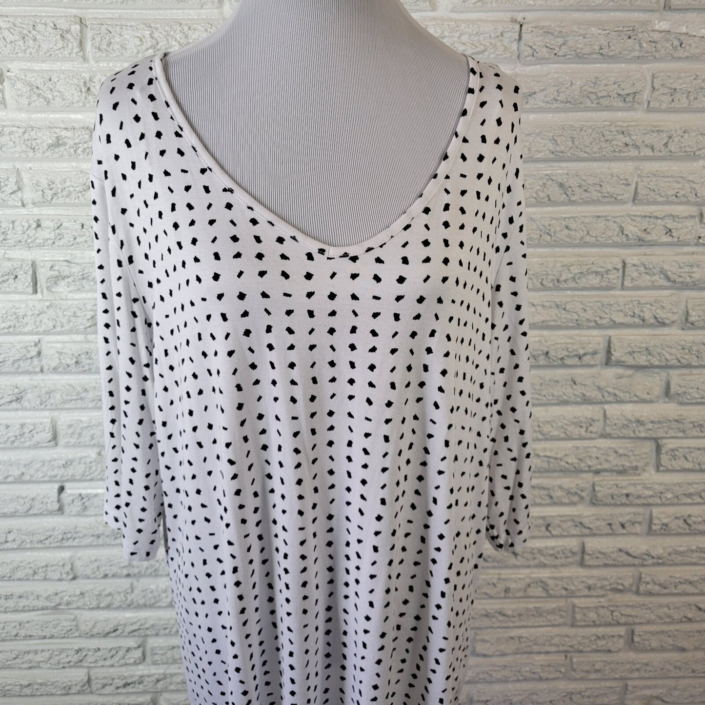 Attention Women 1X Plus Blouse Tunic Black White Geometric V-Neck 3/4 Sleeve