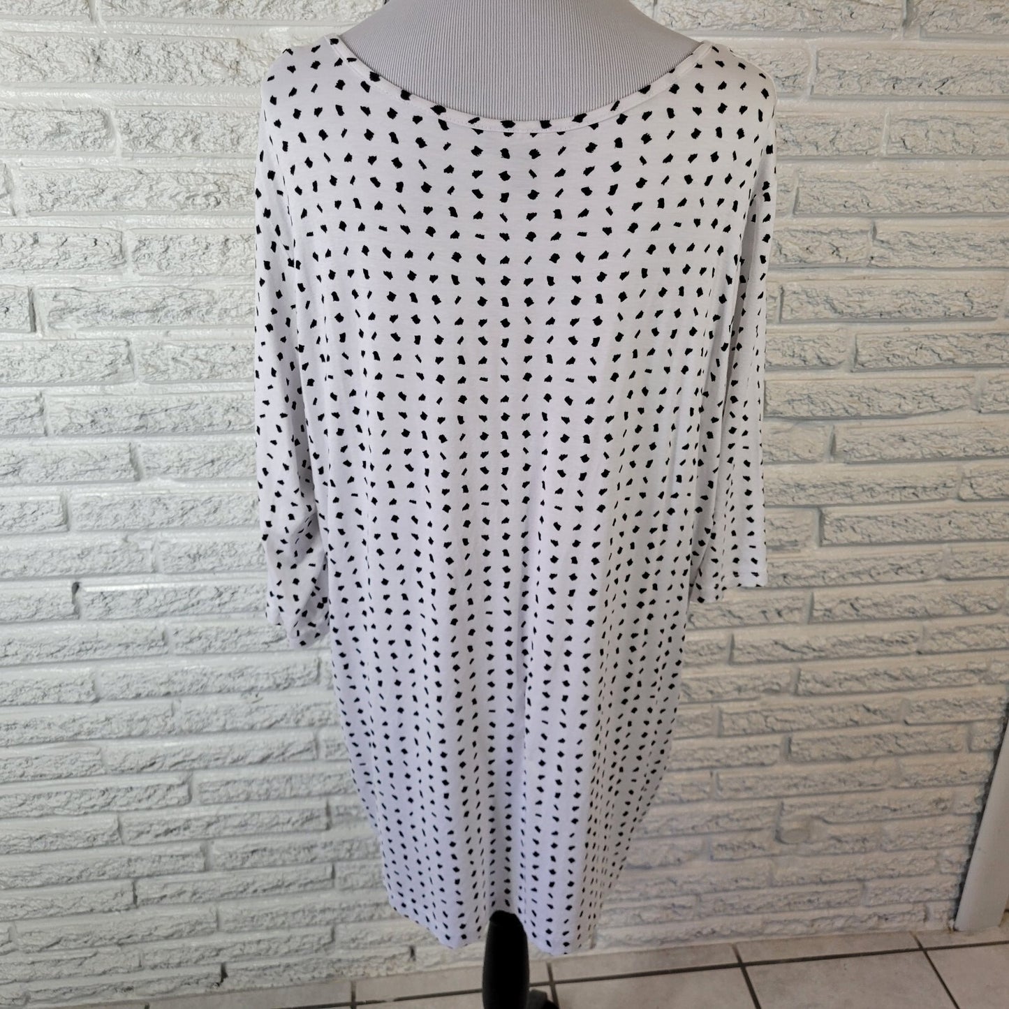 Attention Women 1X Plus Blouse Tunic Black White Geometric V-Neck 3/4 Sleeve