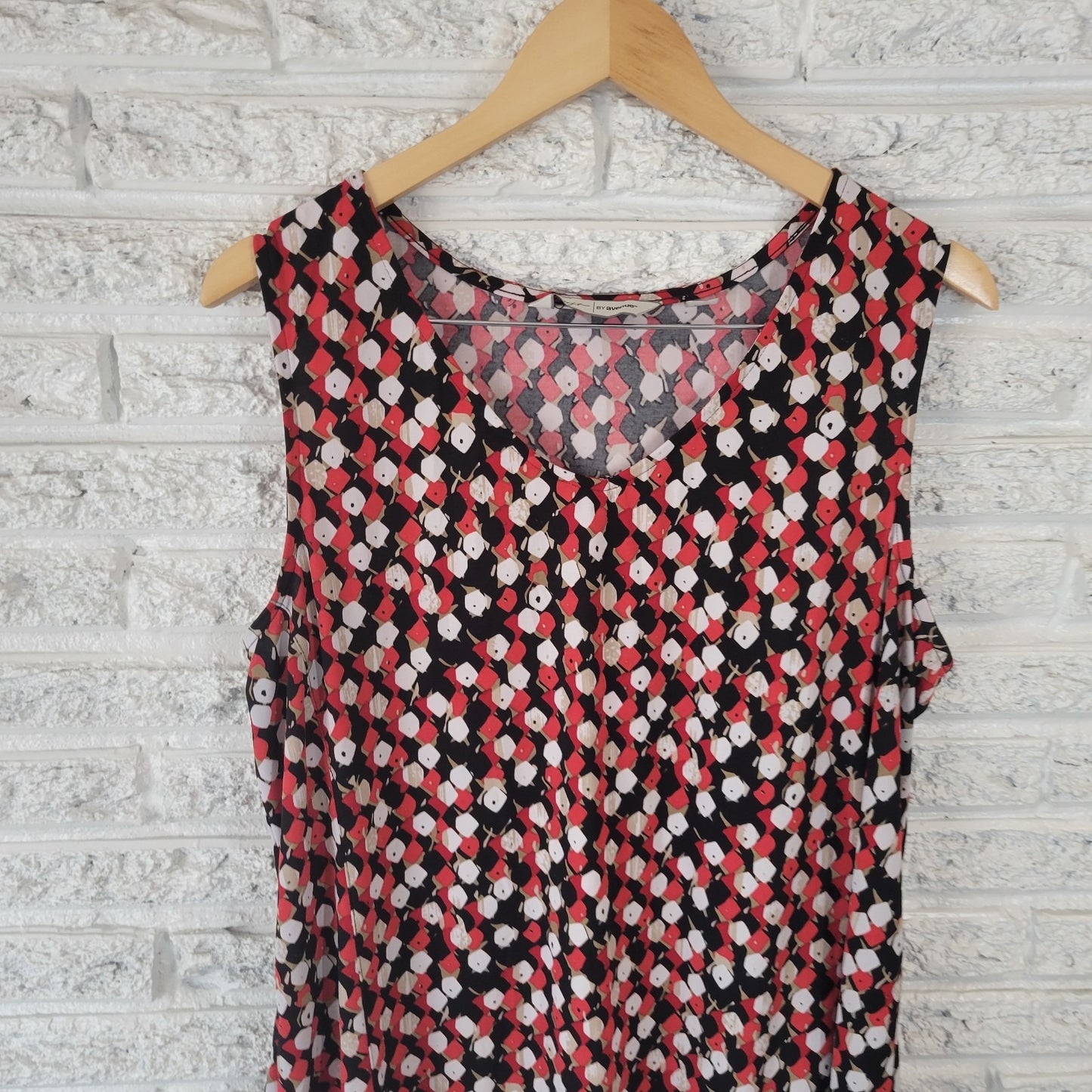 Soft by Avenue Women's 18/20 Plus Size Black Red Geometric V-Neck Tank Top