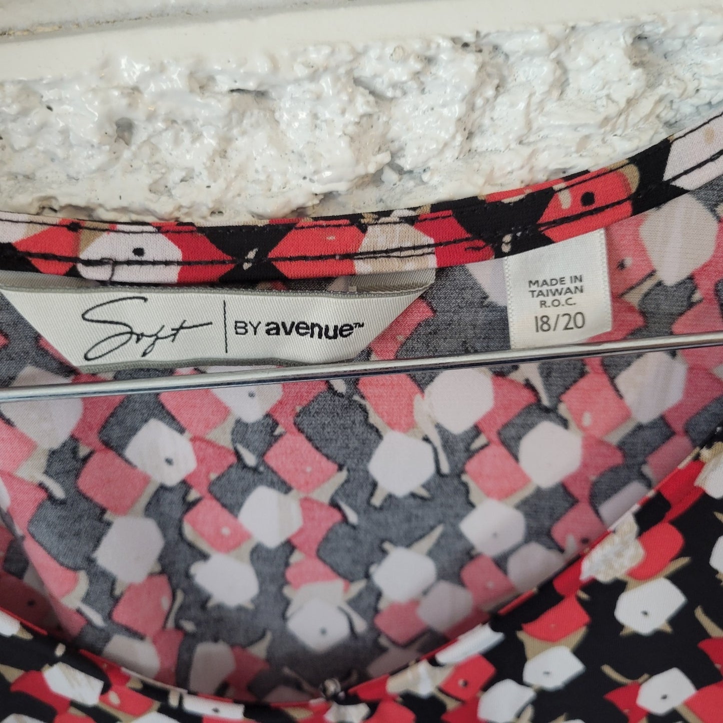 Soft by Avenue Women's 18/20 Plus Size Black Red Geometric V-Neck Tank Top