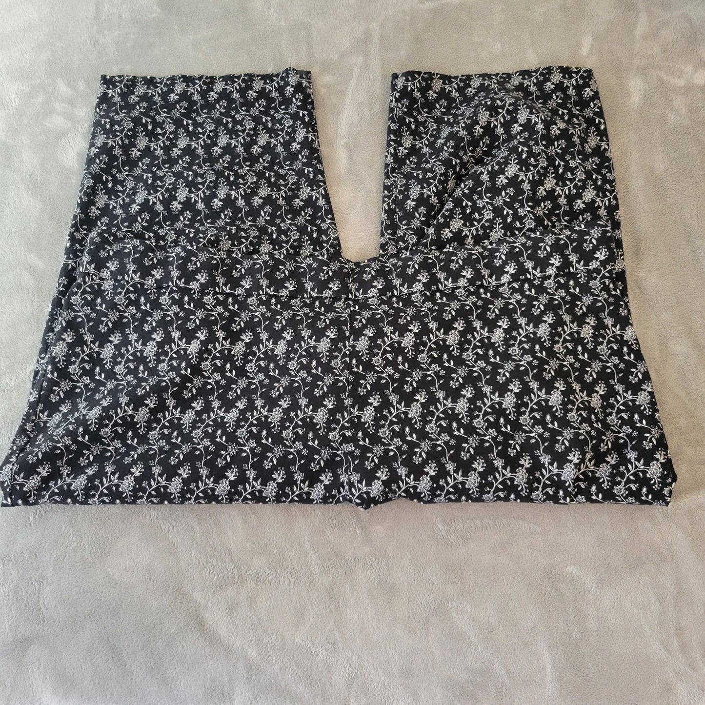 Avenue Womens Pants 28 Plus Capri Black White Floral Pull On Casual Comfy