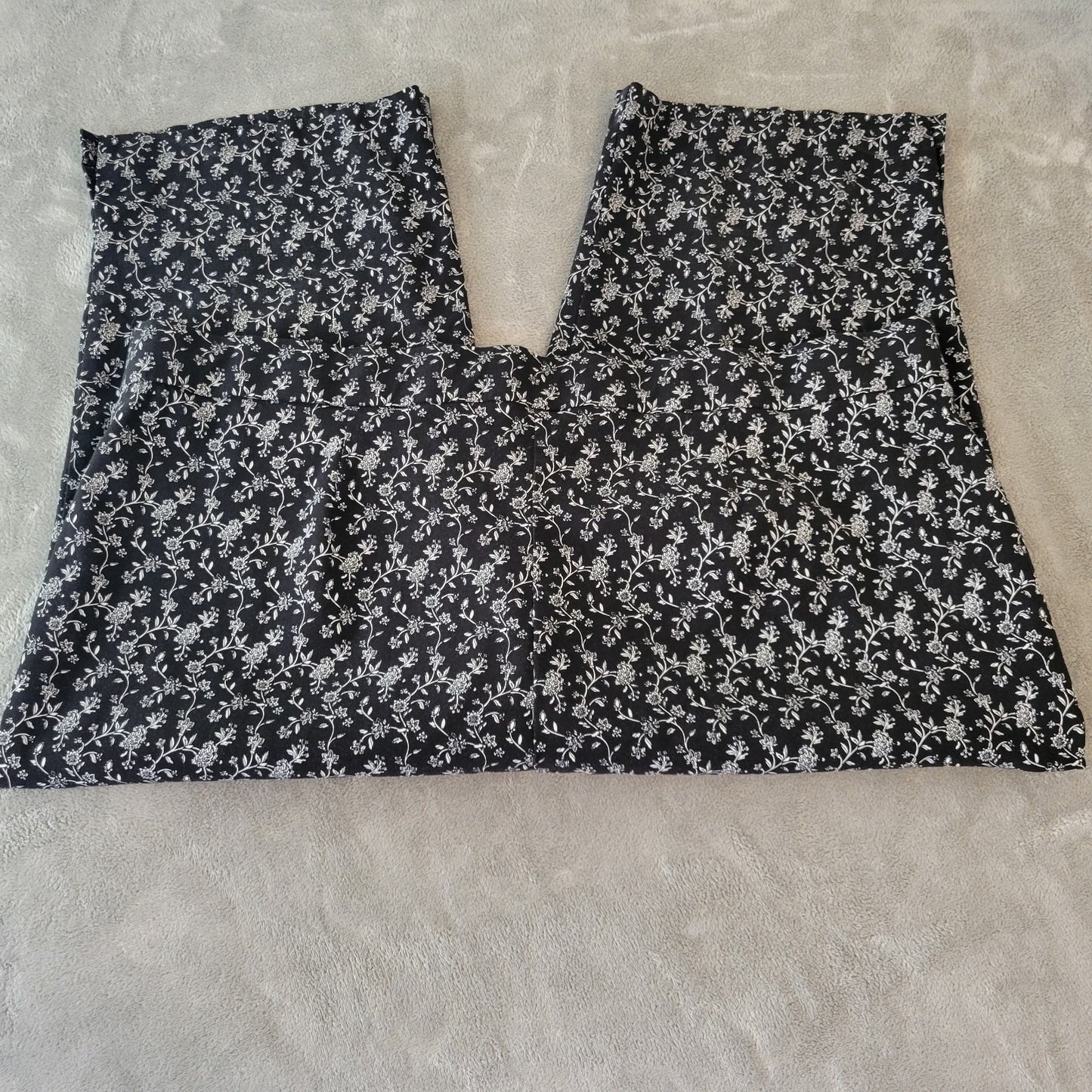 Avenue Womens Pants 28 Plus Capri Black White Floral Pull On Casual Comfy