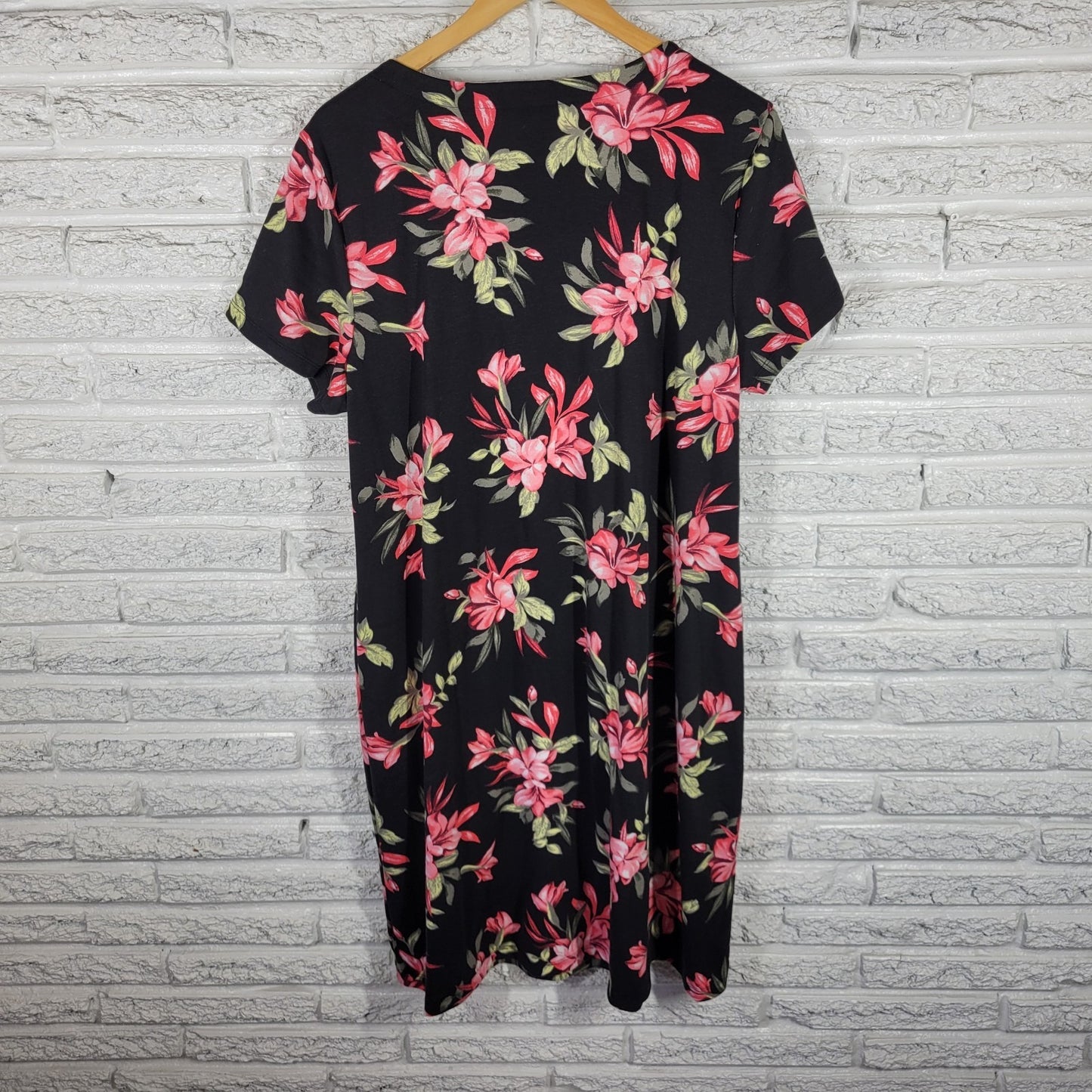 Karen Scott Women's 1X Plus Size Floral T-Shirt Dress Black Pink Knee Length