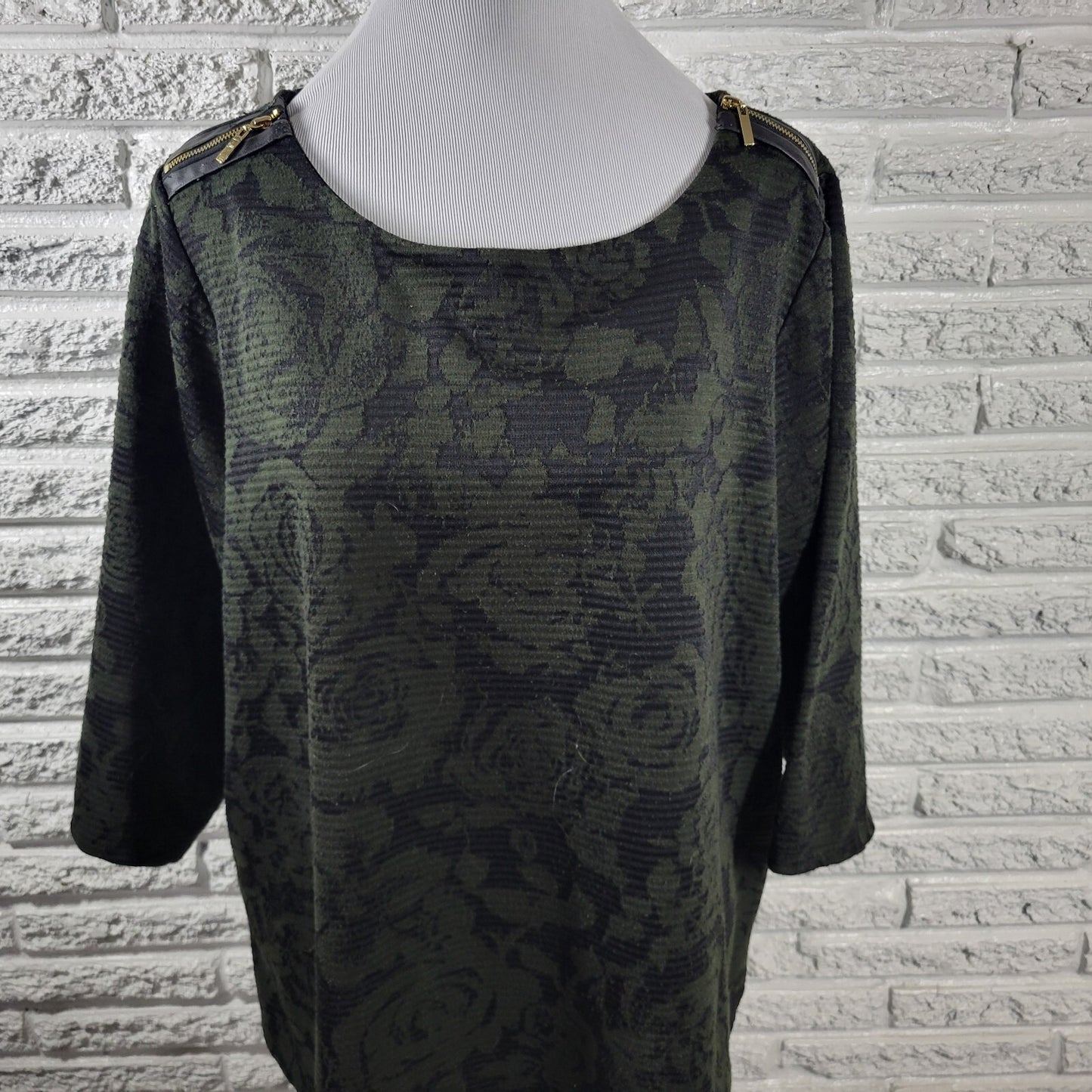 Rafaella Womens Top 2X Plus 3/4 Sleeve Green Roses Zip Shoulder Faux Leather