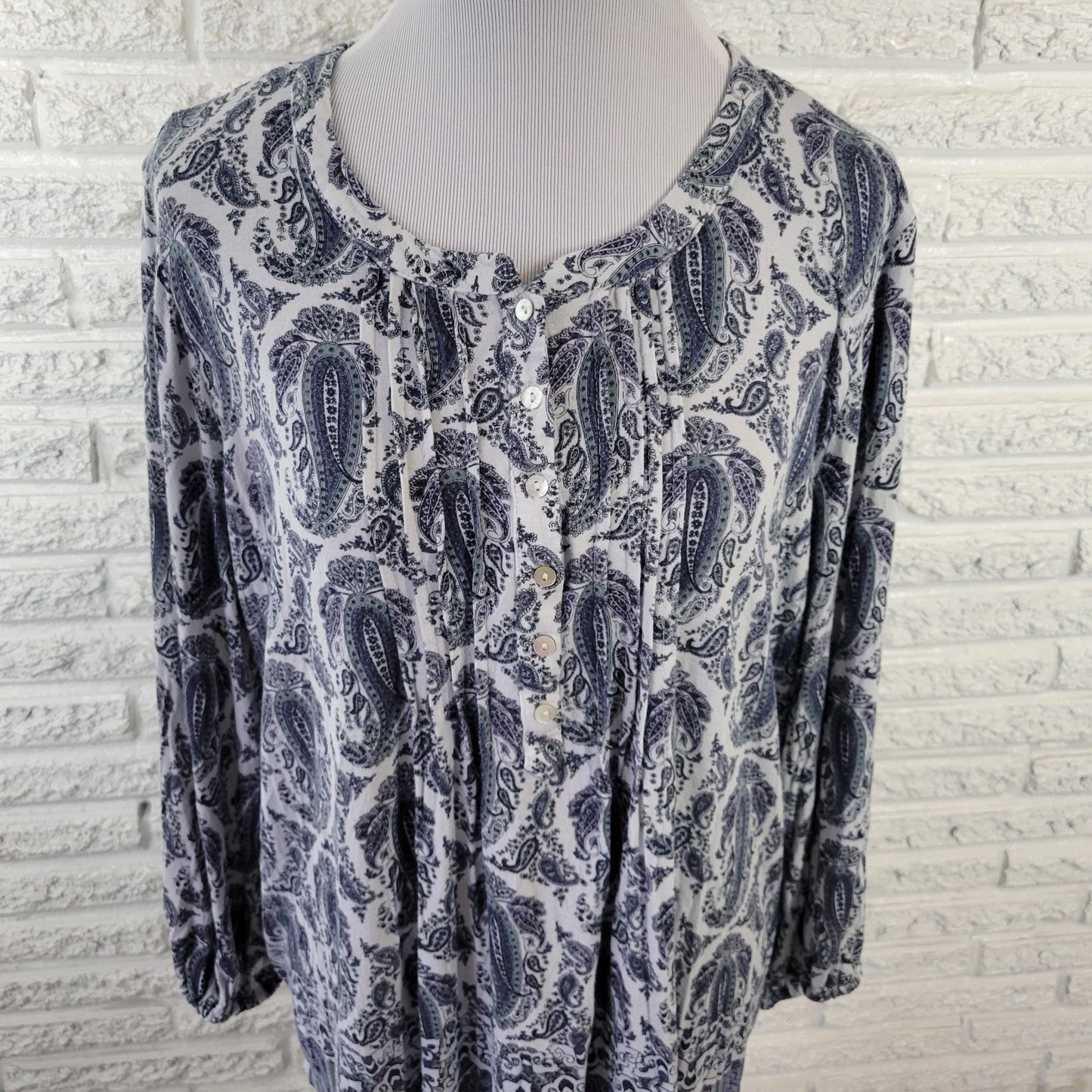 Rose & Olive 2X Blue Paisley Top V-Neck 3/4 Sleeve Pleated Button PAI34E