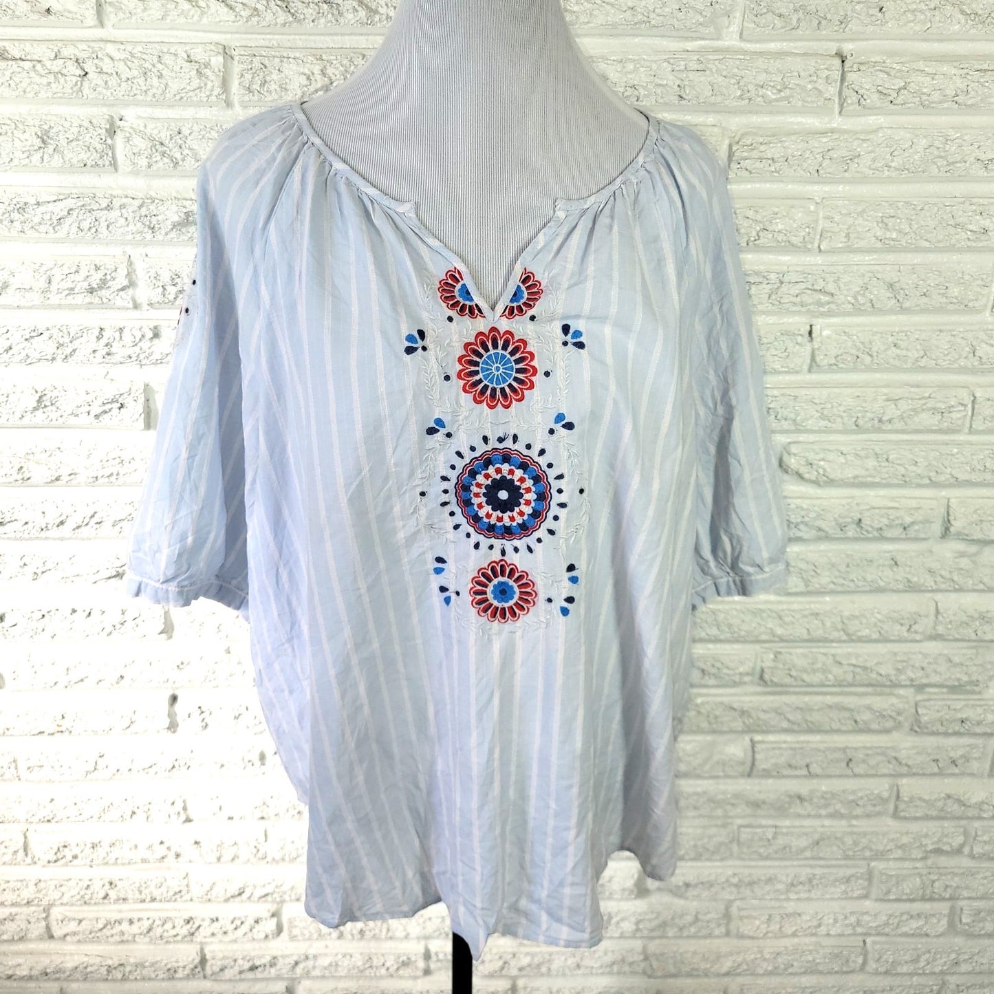 St. John's Bay XL Women Top 100% Cotton Blue Red Geometric V-Neck Embroidered