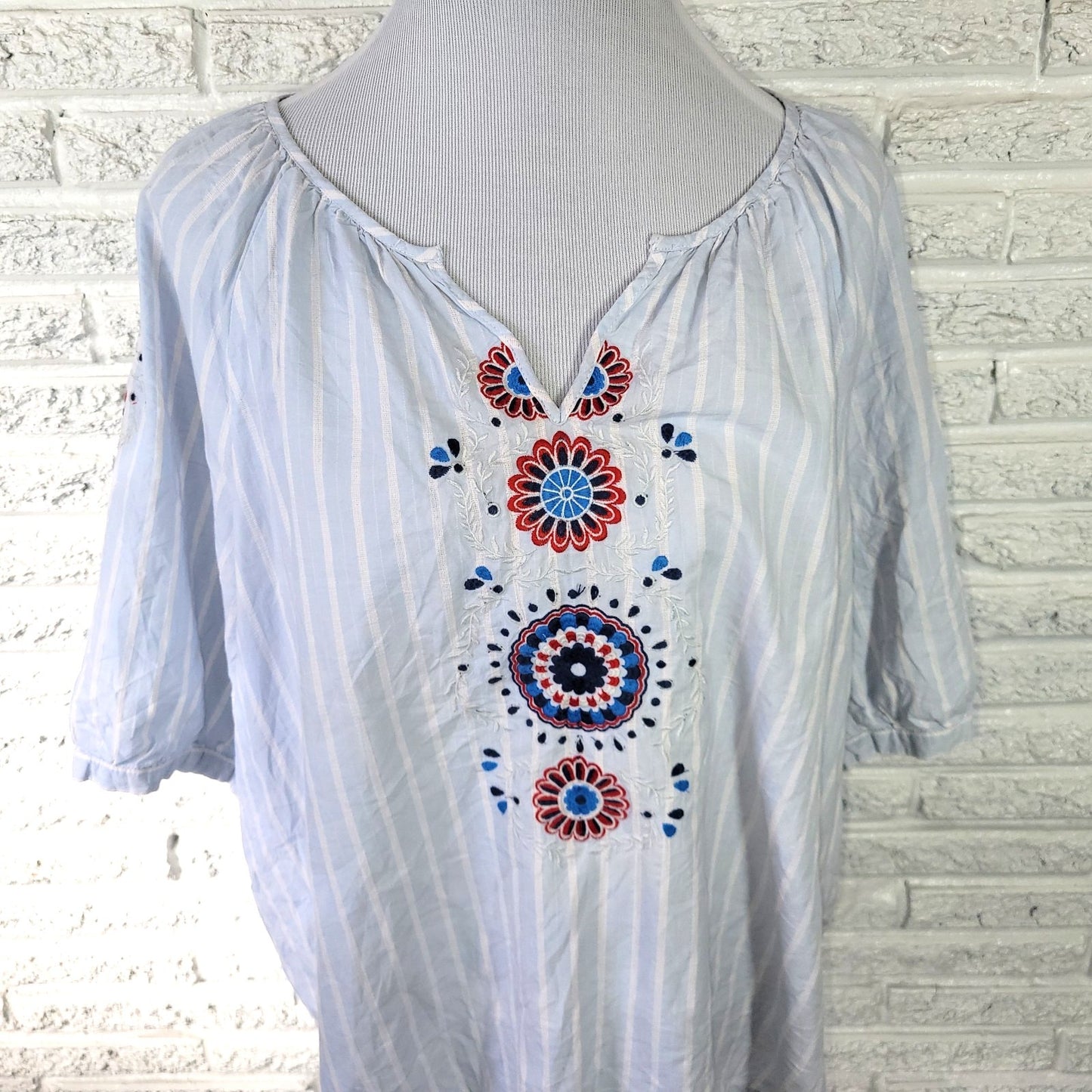 St. John's Bay XL Women Top 100% Cotton Blue Red Geometric V-Neck Embroidered