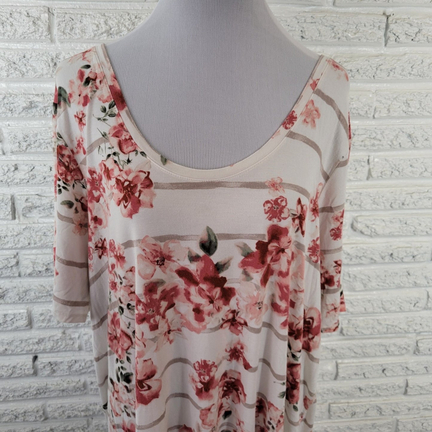 Maurices 24 7 Womens Top 2X Plus Tee Short Sleeve Red Pink Floral Comfy Casual