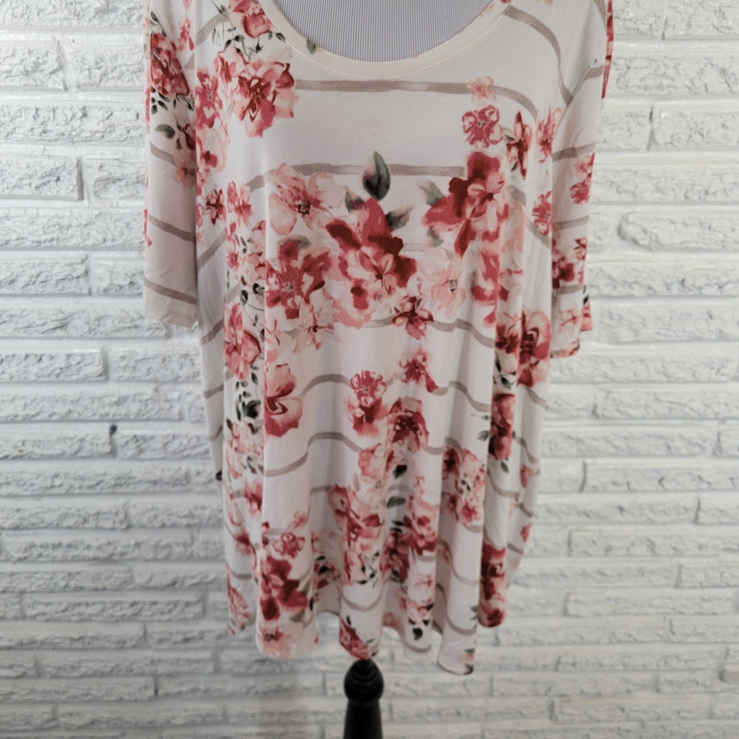 Maurices 24 7 Womens Top 2X Plus Tee Short Sleeve Red Pink Floral Comfy Casual