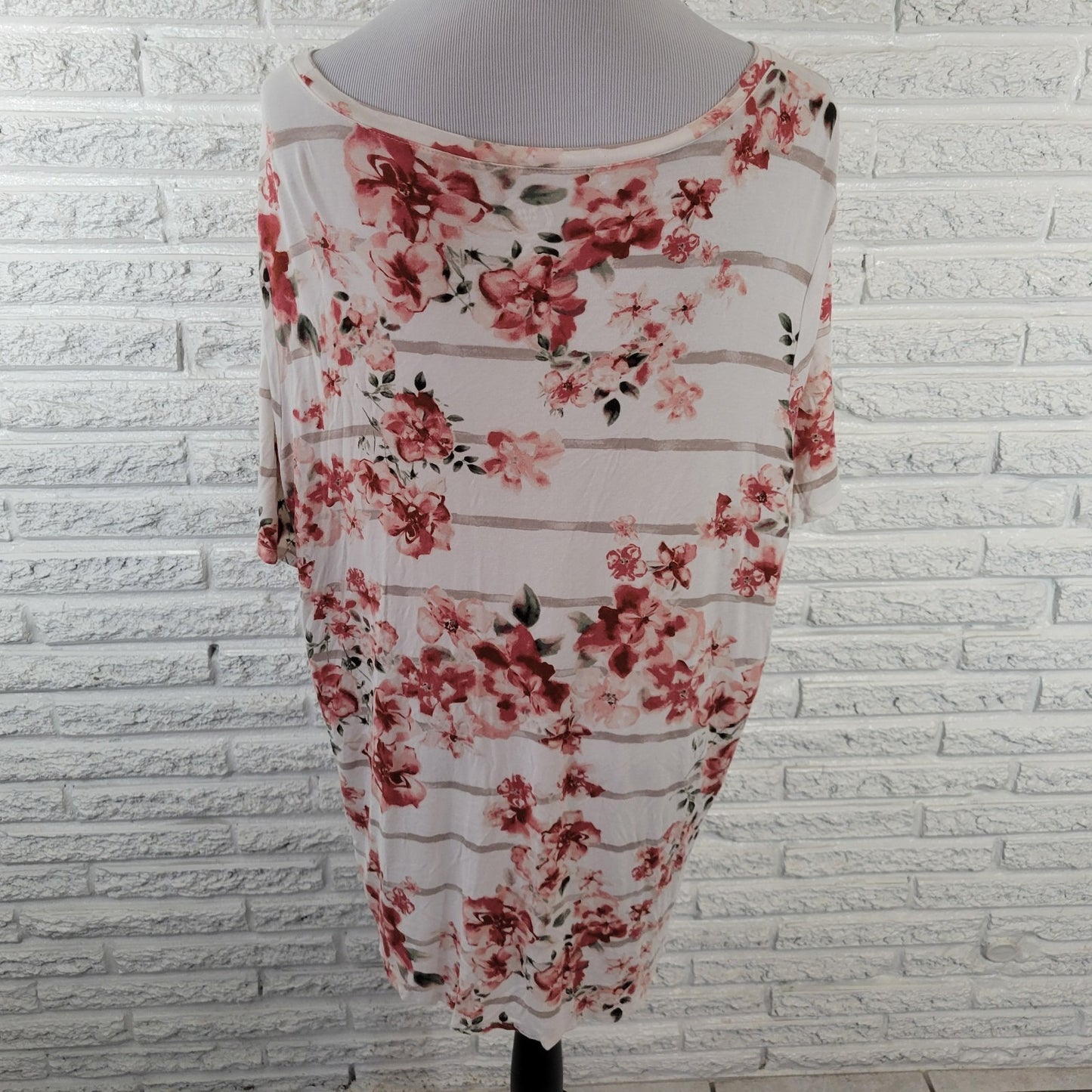 Maurices 24 7 Womens Top 2X Plus Tee Short Sleeve Red Pink Floral Comfy Casual