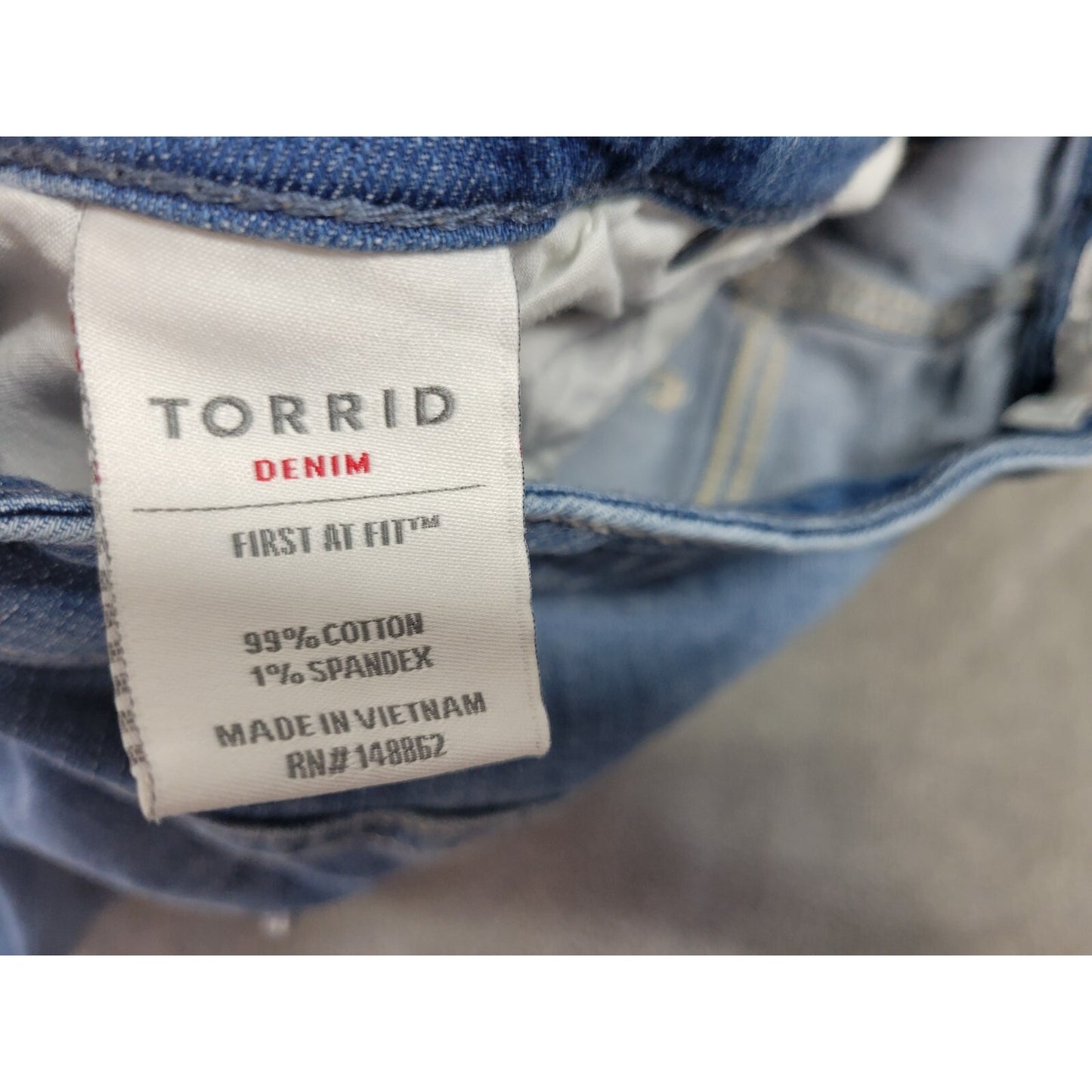 Torrid Womens Shorts 20 Plus Medium Blue Denim Distressed Frayed Cuff Button Fly