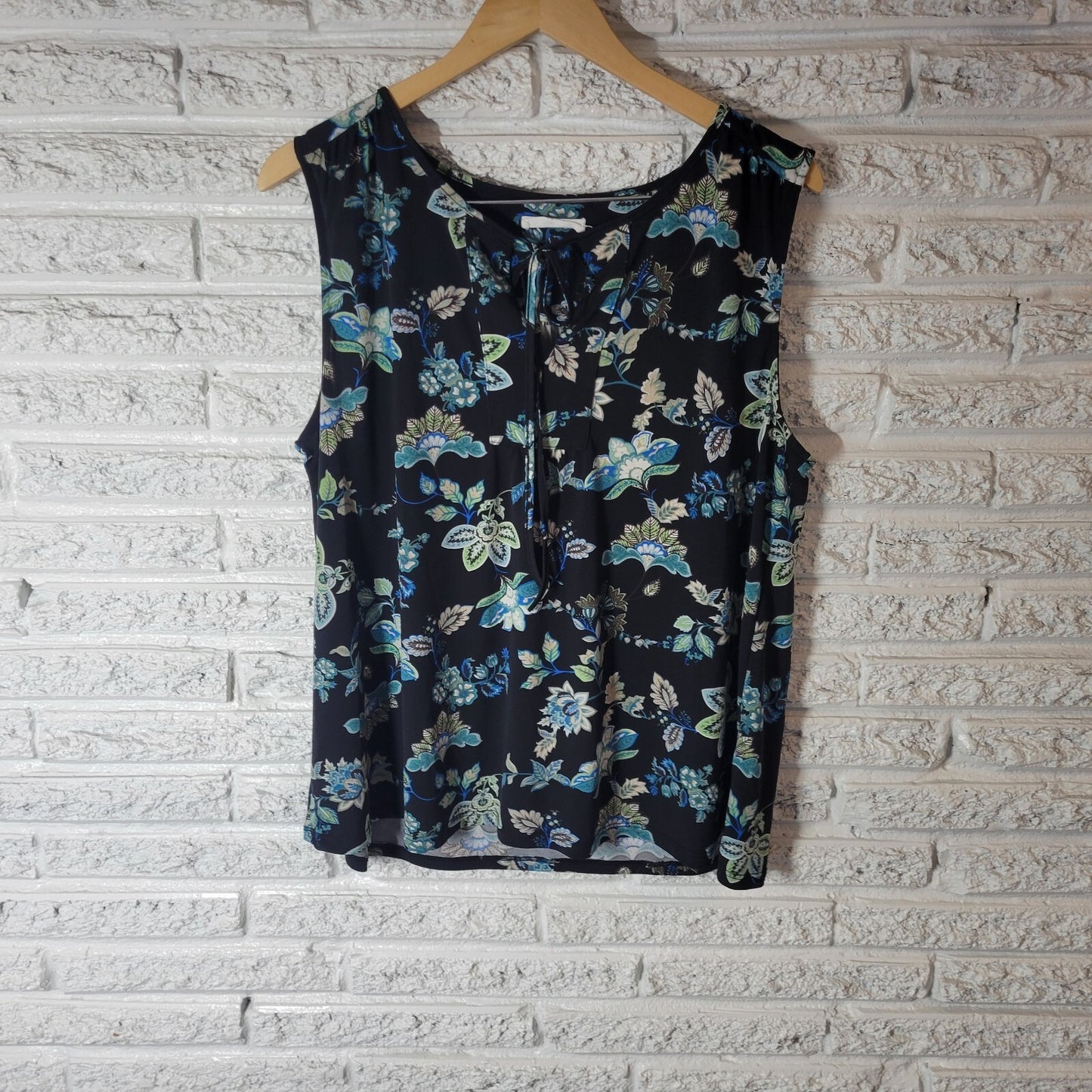 Beacon Apparel Women Top 1X Plus Sleeveless Black Blue Floral Keyhole Poly Blend