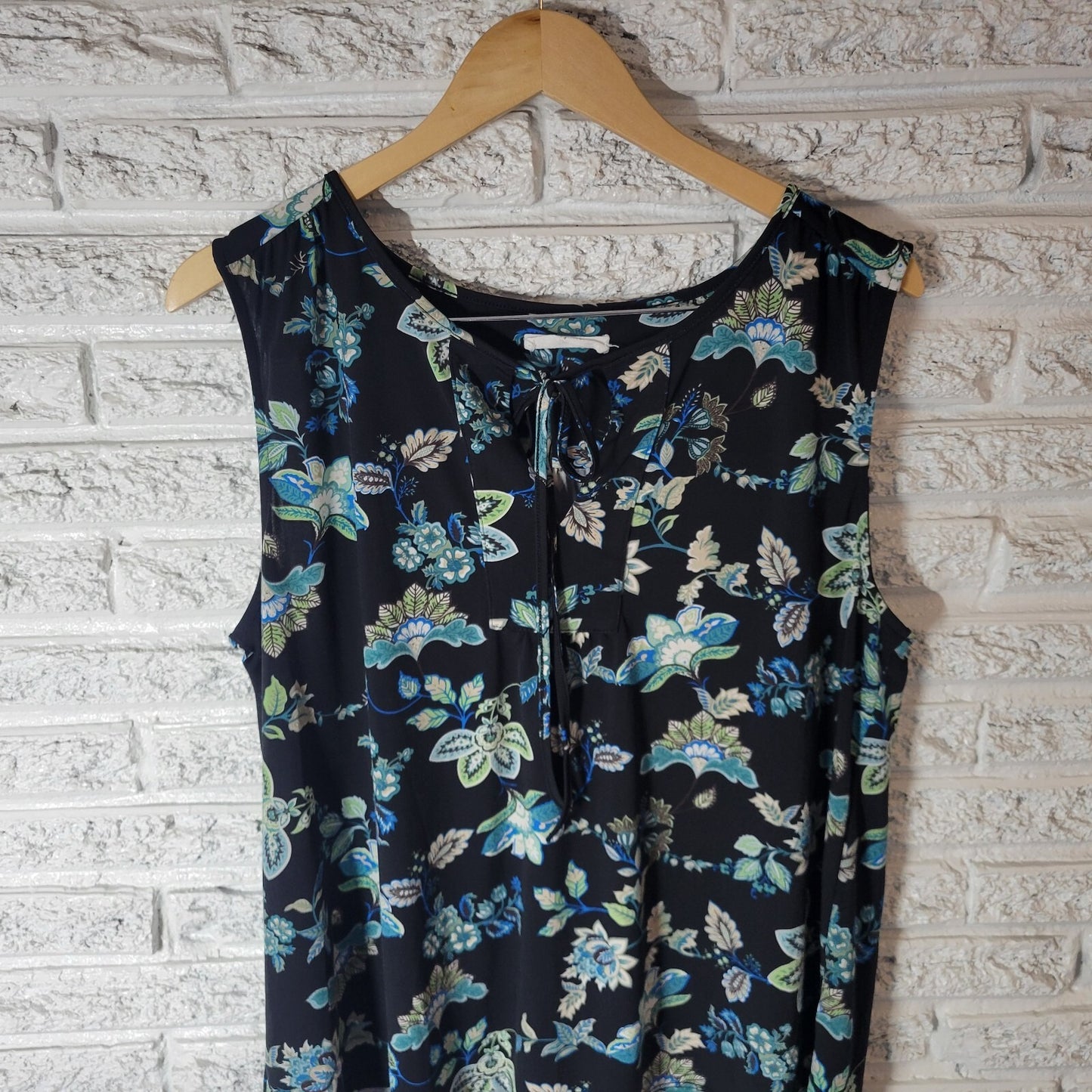 Beacon Apparel Women Top 1X Plus Sleeveless Black Blue Floral Keyhole Poly Blend