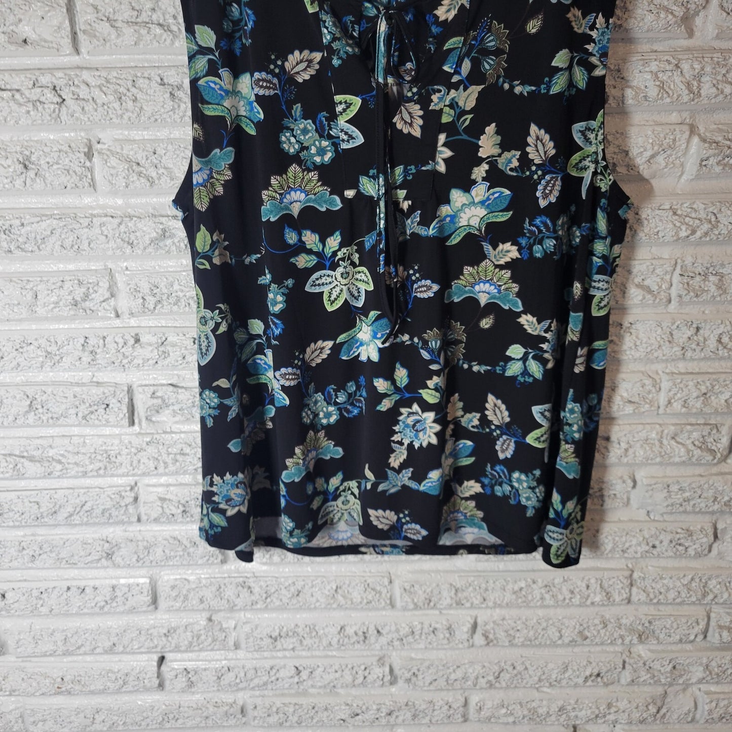 Beacon Apparel Women Top 1X Plus Sleeveless Black Blue Floral Keyhole Poly Blend