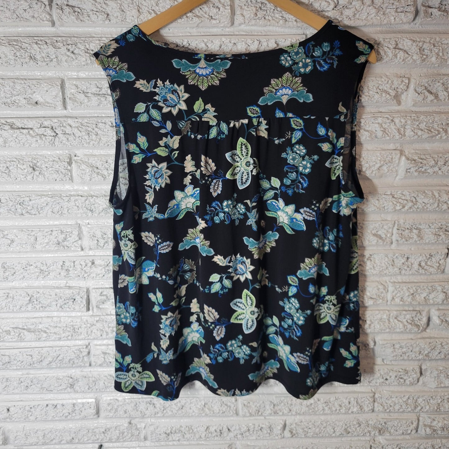 Beacon Apparel Women Top 1X Plus Sleeveless Black Blue Floral Keyhole Poly Blend