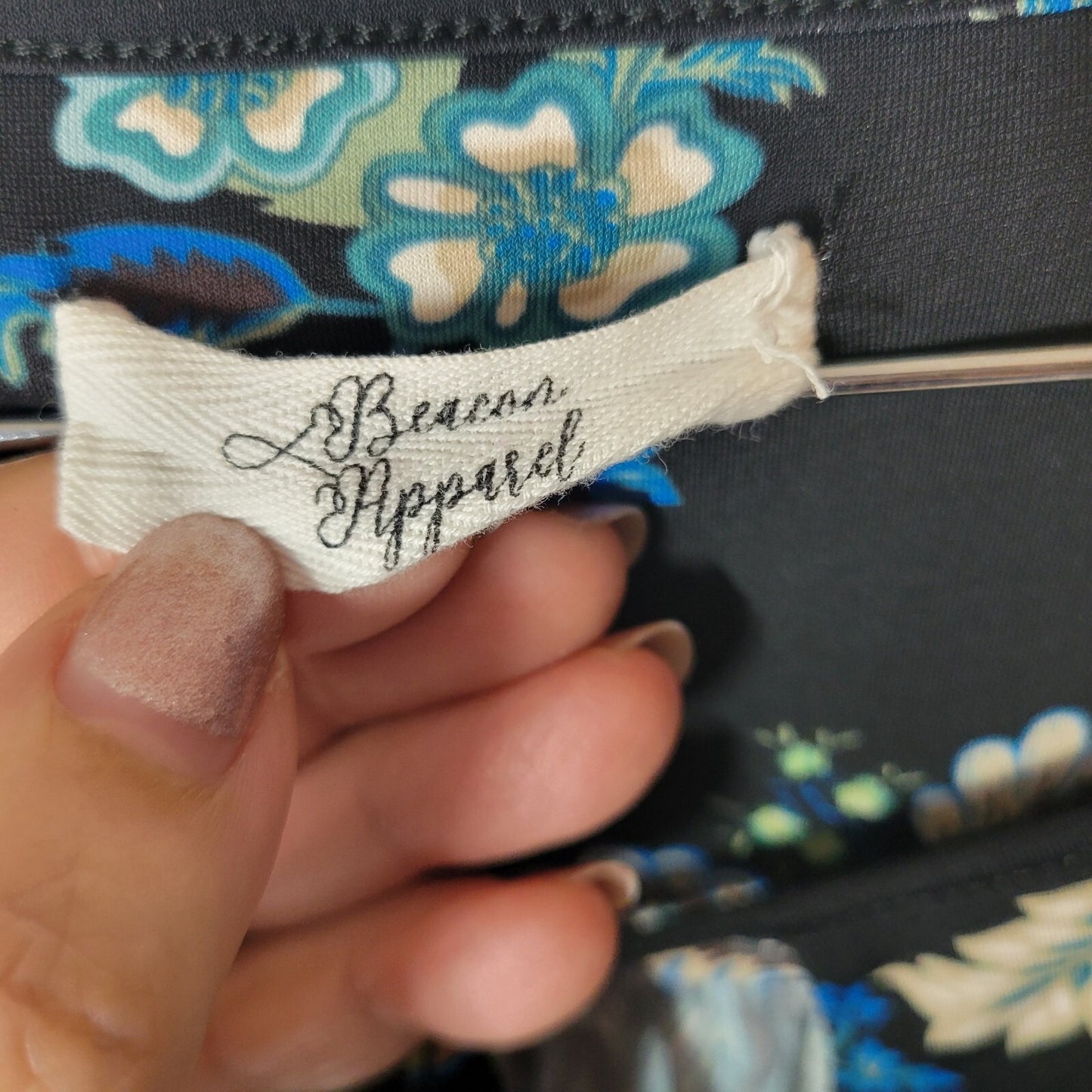 Beacon Apparel Women Top 1X Plus Sleeveless Black Blue Floral Keyhole Poly Blend