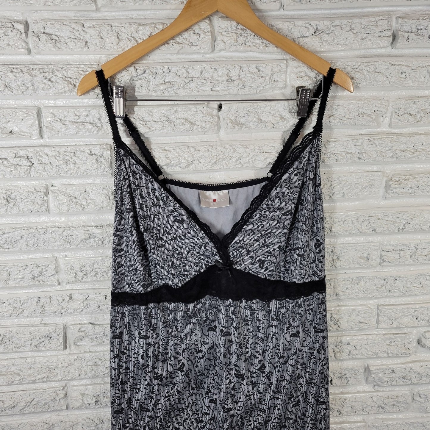 Avenue Womens Plus Size 30/32 Nightgown Black Lace Trim V-Neck Chemise Sleepwear